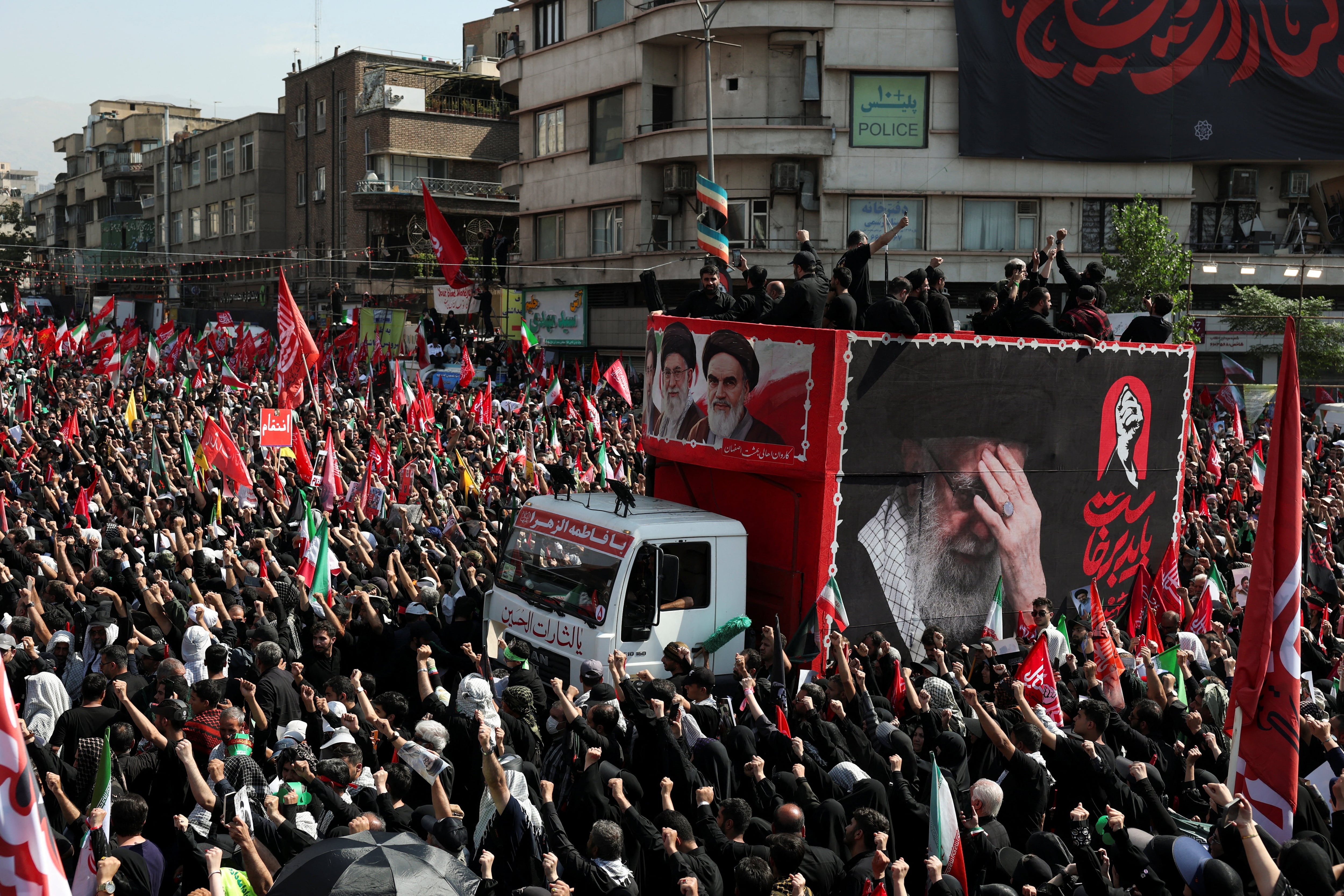 El régimen de Irán inició la procesión fúnebre de Ali Khamenei en Teherán con un fuerte operativo militar y la ausencia de Mojtaba (REUTERS)