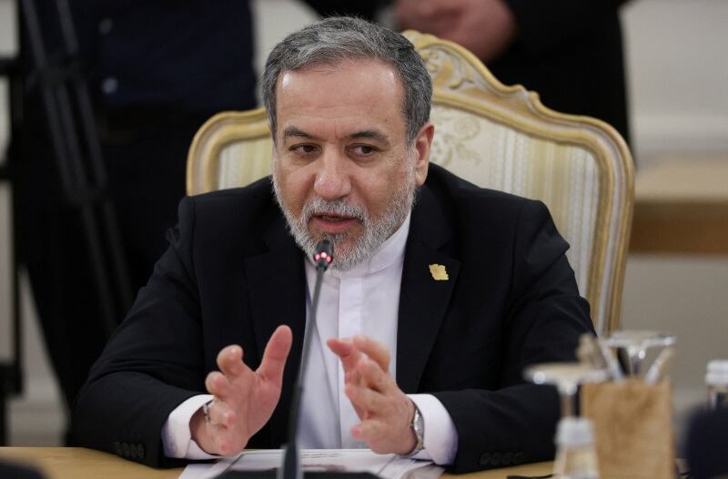 El ministro de Asuntos Exteriores de Irán, Abbas Araqchi, asiste a una reunión con el canciller ruso, Serguéi Lavrov (REUTERS/Archivo)