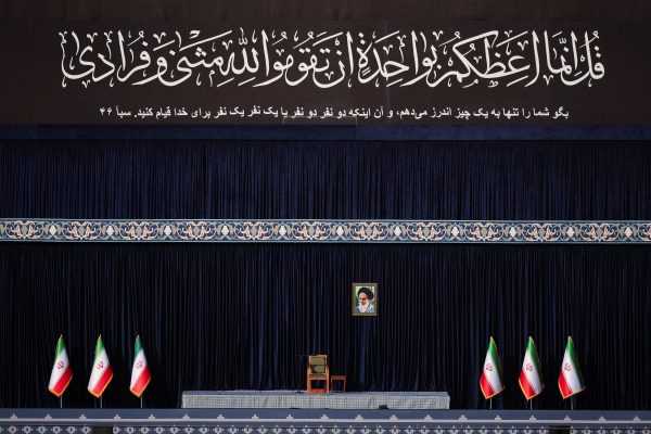 El régimen iraní dio inicio al funeral público del depuesto líder supremo Ali Khamenei entre gritos de “muerte a Estados Unidos”