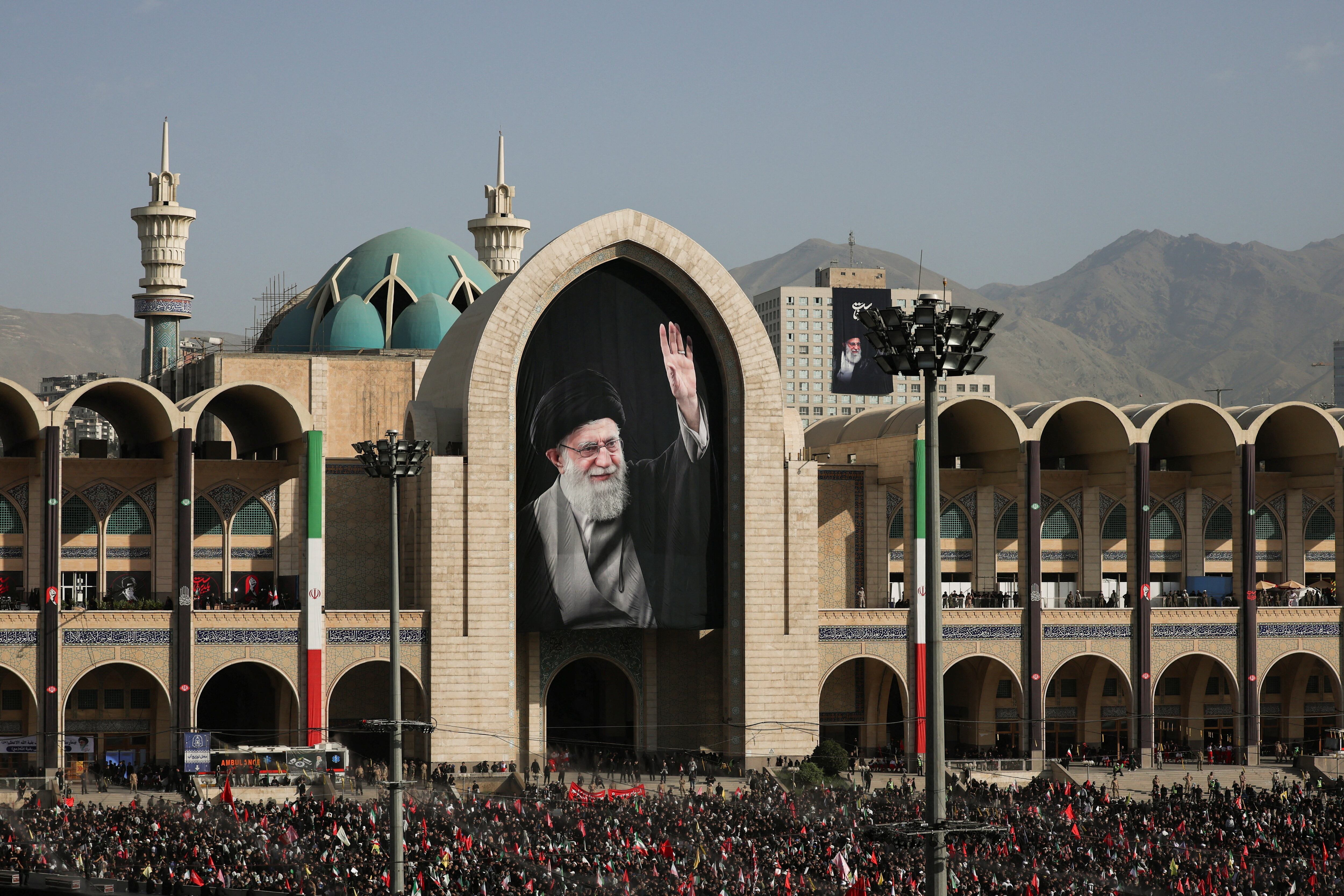 Se exhibe una pancarta con la imagen del fallecido Líder Supremo, el ayatollah Ali Khamenei (REUTERS)