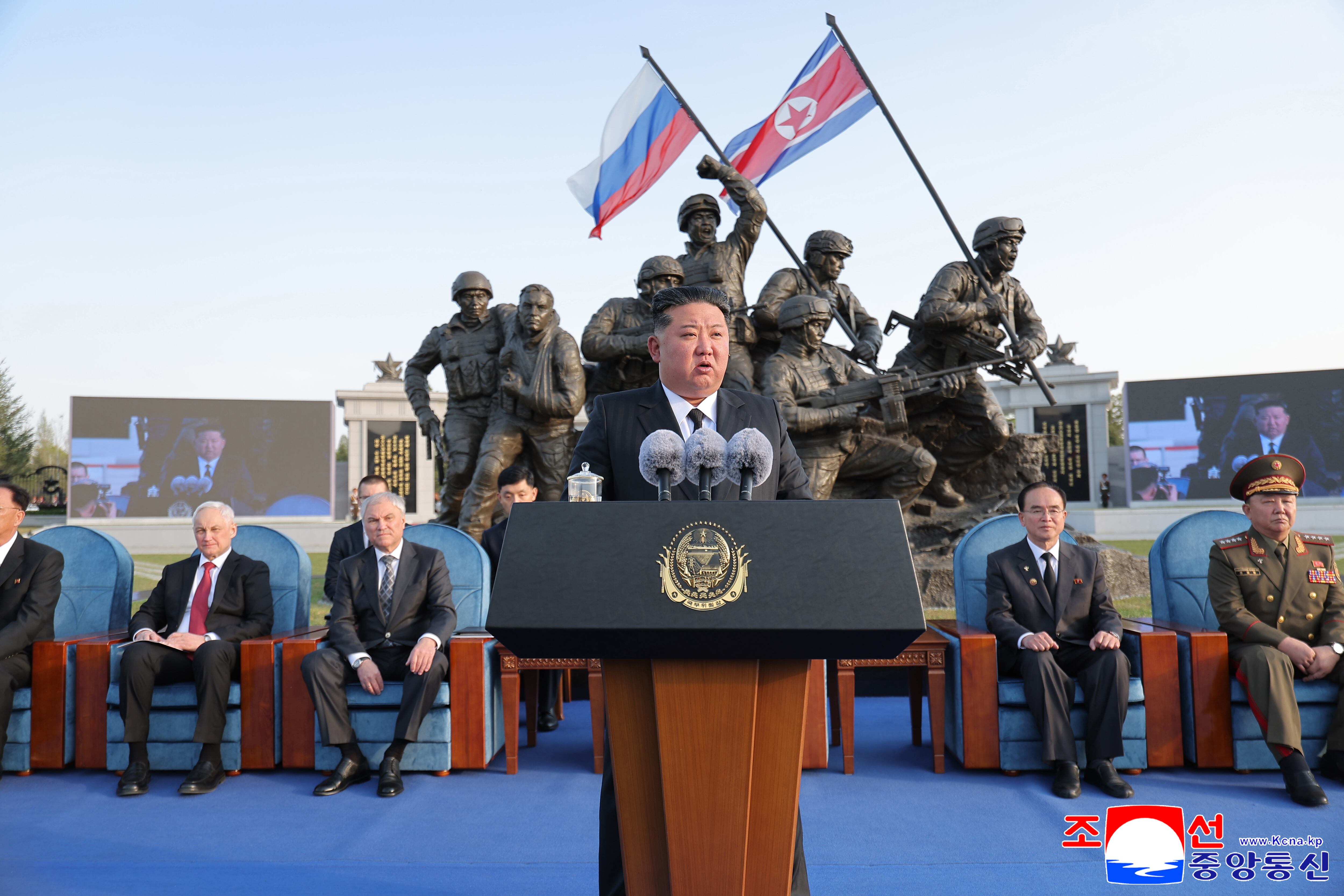 Una fotografía difundida por la agencia oficial de noticias norcoreana KCNA muestra al líder norcoreano Kim Jong Un durante la inauguración de un museo conmemorativo dedicado a los soldados del país asiático muertos en la guerra de Rusia contra Ucrania. EFE/EPA/KCNA EDITORIAL USE ONLY