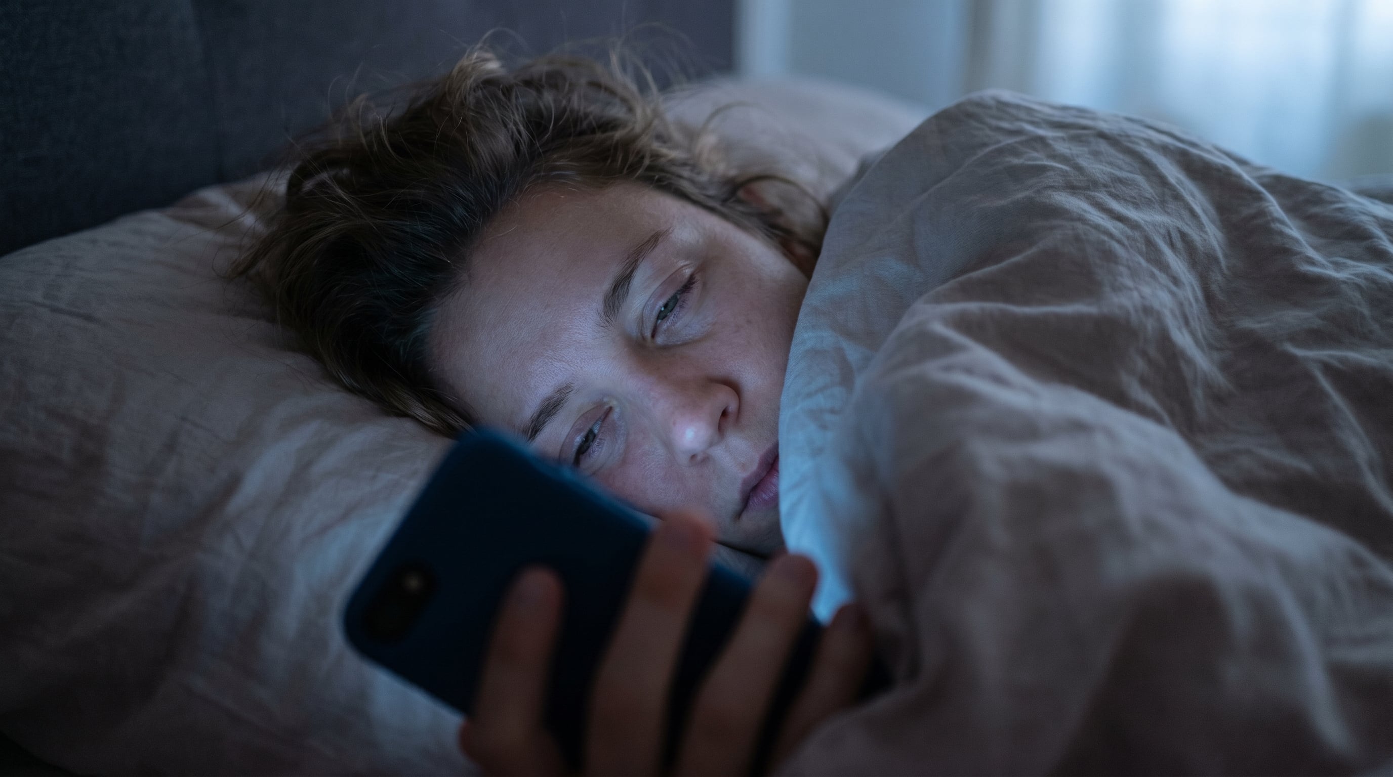 El sedentarismo mental asociado al exceso de televisión, teléfono y redes sociales puede afectar la función cerebral, según Cleveland Clinic (Imagen Ilustrativa Infobae)