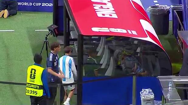 Scaloni con sus hijos en el banco de suplentes