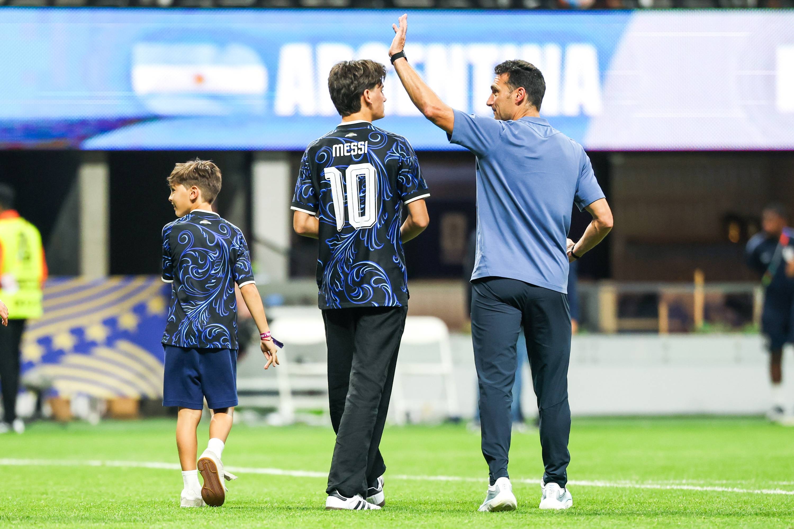 Scaloni se reencontró con Elisa Montero y sus hijos en el banco de suplentes, antes de la conferencia de prensa tras el pase a la final