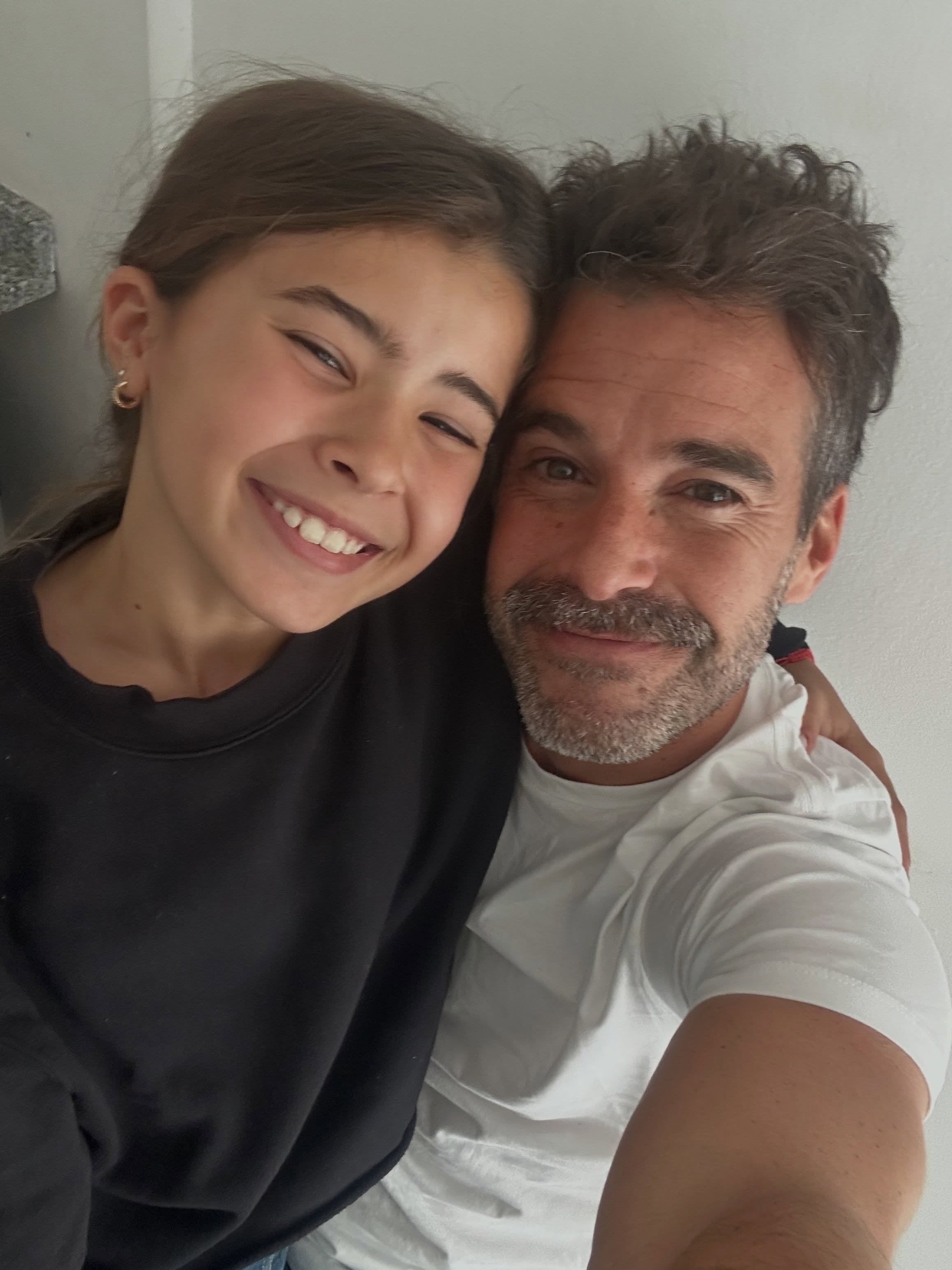 Nicolás Cabré y su hija Rufina a pura felicidad como cada día de su vida