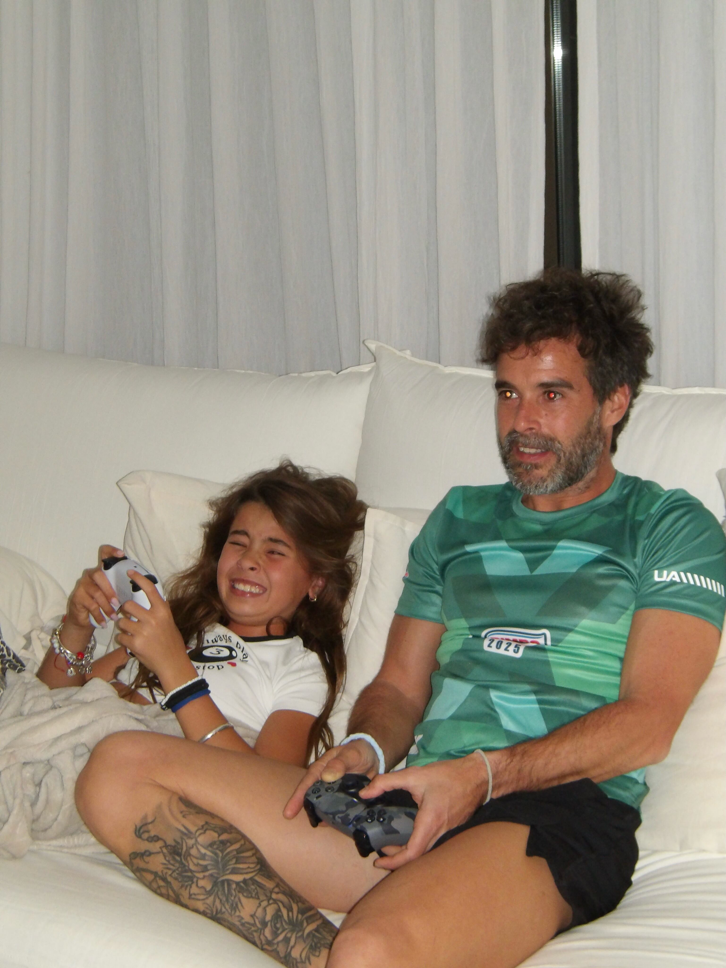 Nicolás Cabré y su hija Rufina comparten la diversión por los videojuegos
