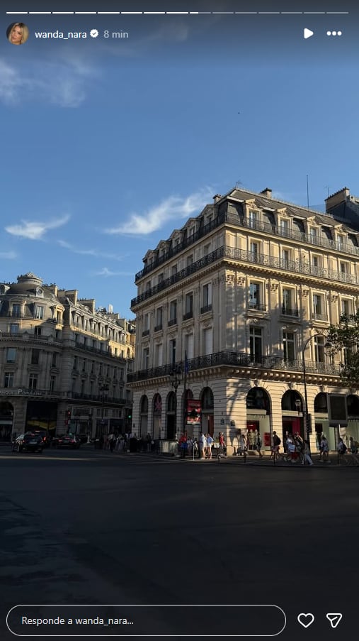 A tan solo un día de su llegada a la capital francesa, Wanda salió a dar un paseo junto a sus hijos cen una jornada soleada