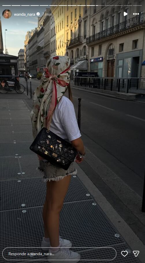 Con una pañoleta en la cabeza y un bolso negro adornado, Francesca apostó por sacar a relucir su pasión por la moda