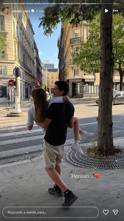 Benedicto llevando a Francesca en brazos por una calle arbolada de París 