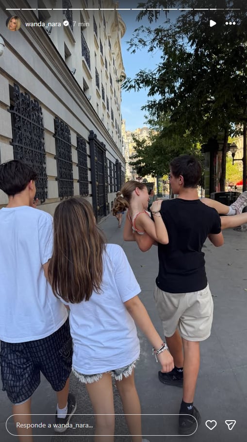 Durante una caminata por una calle de París, la empresaria capturó el momento entre hermanos de sus hijos