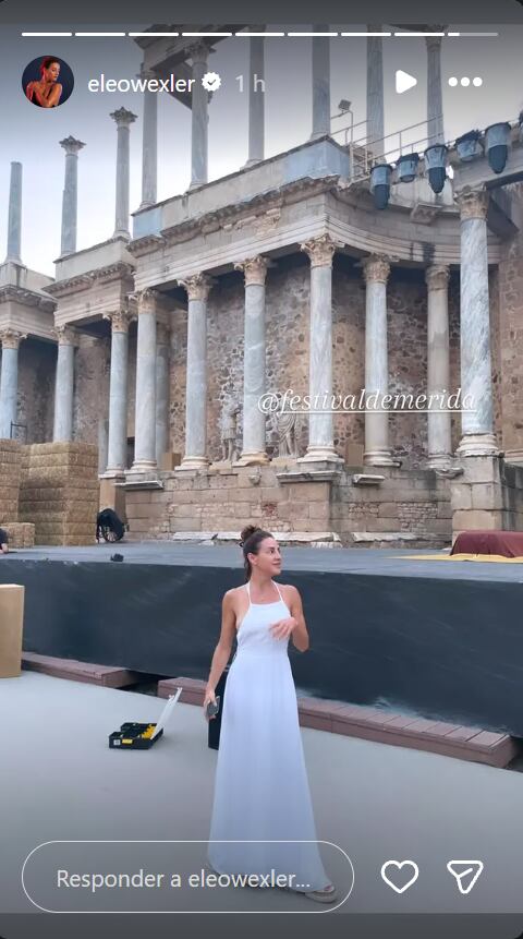 La actriz eligió un vestido largo de color blanco para transitar el calor español
