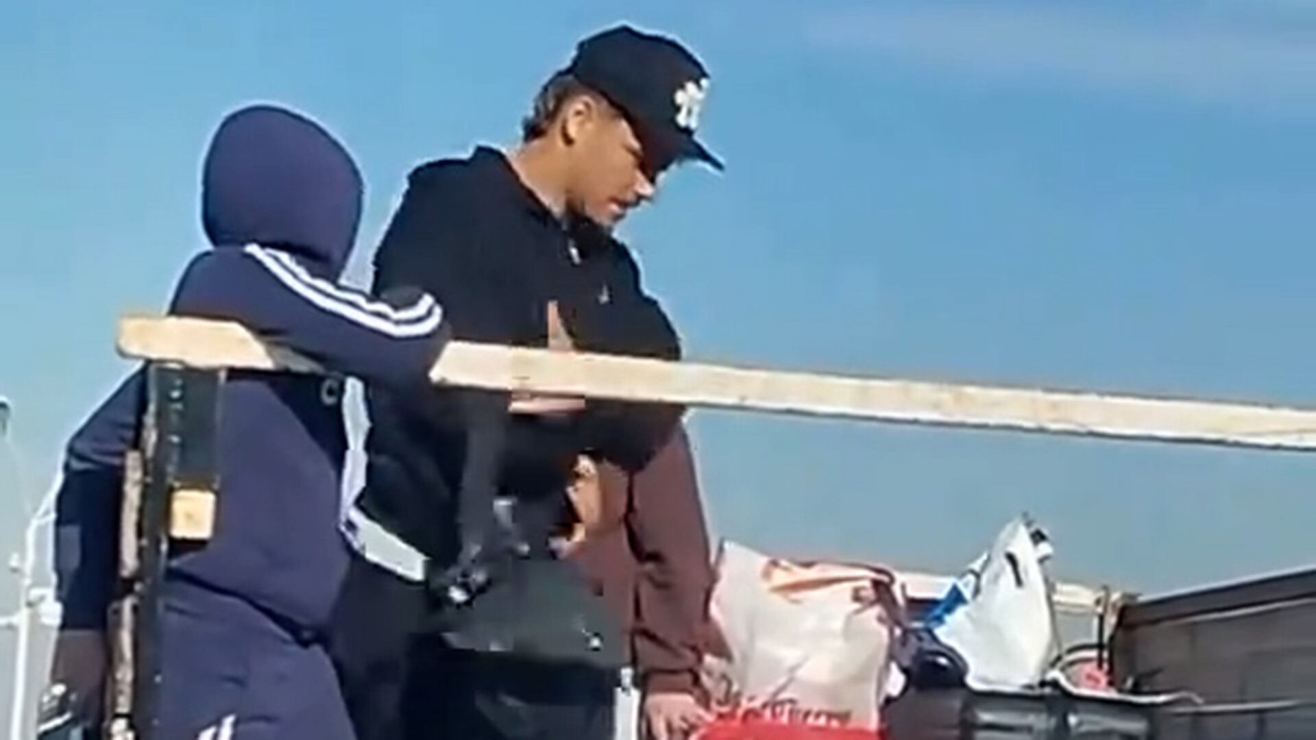 Maximiliano Araujo fue filmado subiéndose a la caja de un camión tras regresar del Mundial