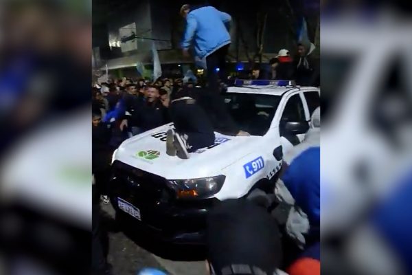 El video viral que muestras lo destrozos de un patrullero municipal en los festejos tras el triunfo de Argentina