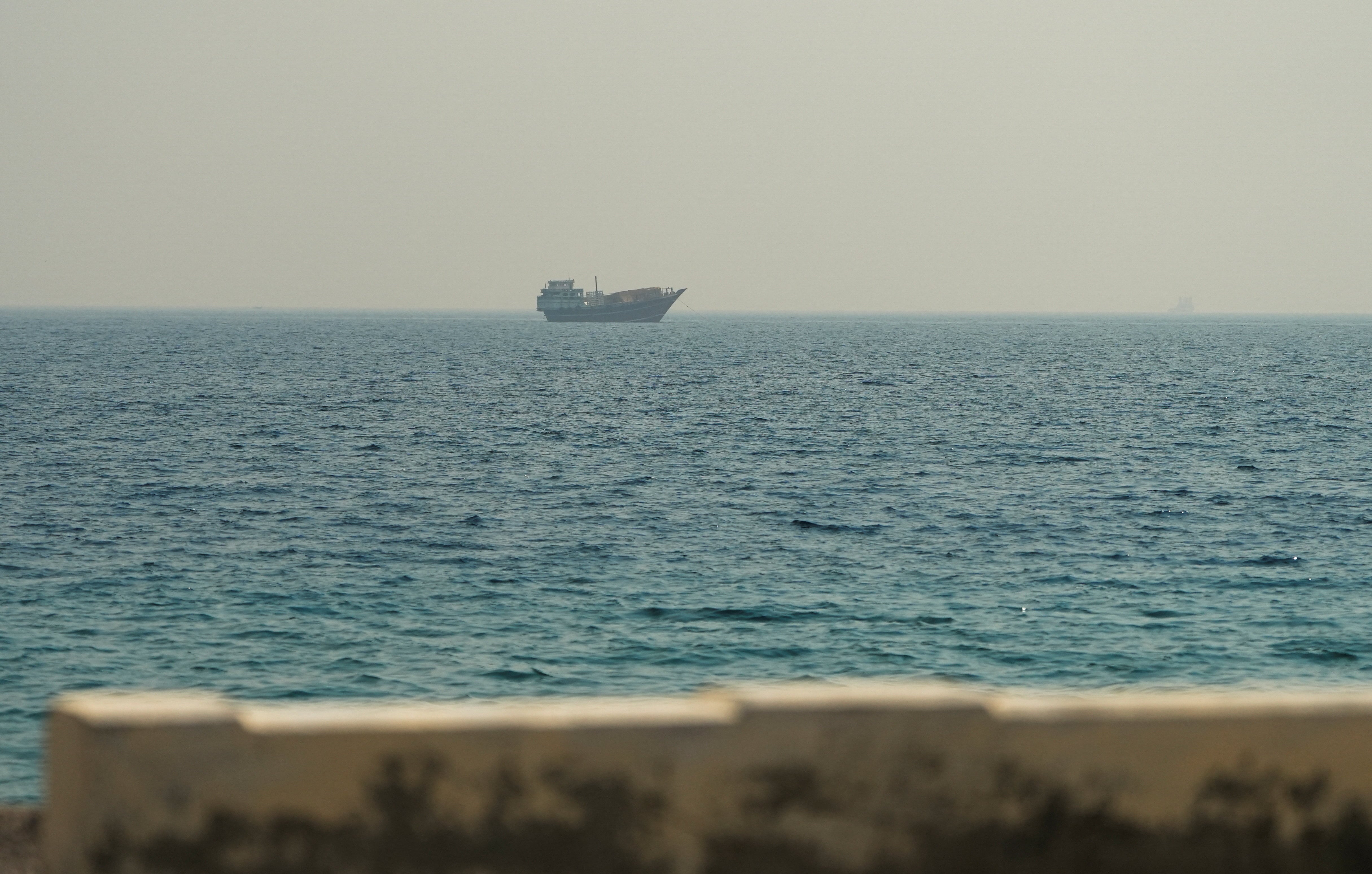 Un barco en el estrecho de Ormuz, visto desde Musandam, Omán (REUTERS/Stringer)