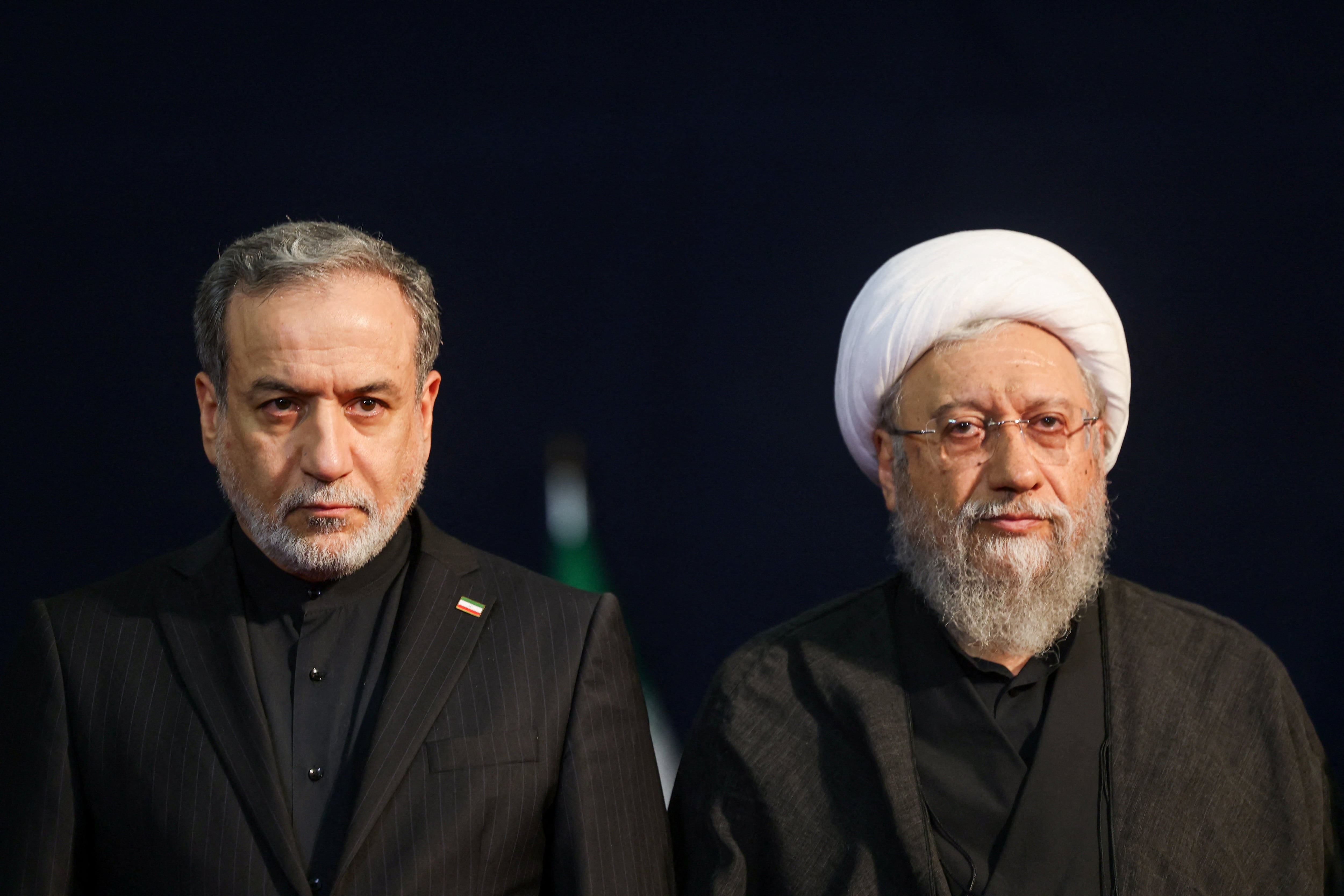 Abbas Araqchi (izquierda), canciller del régimen iraní, asiste al funeral del fallecido líder supremo Ali Khamenei (REUTERS/Mohammed Salem)