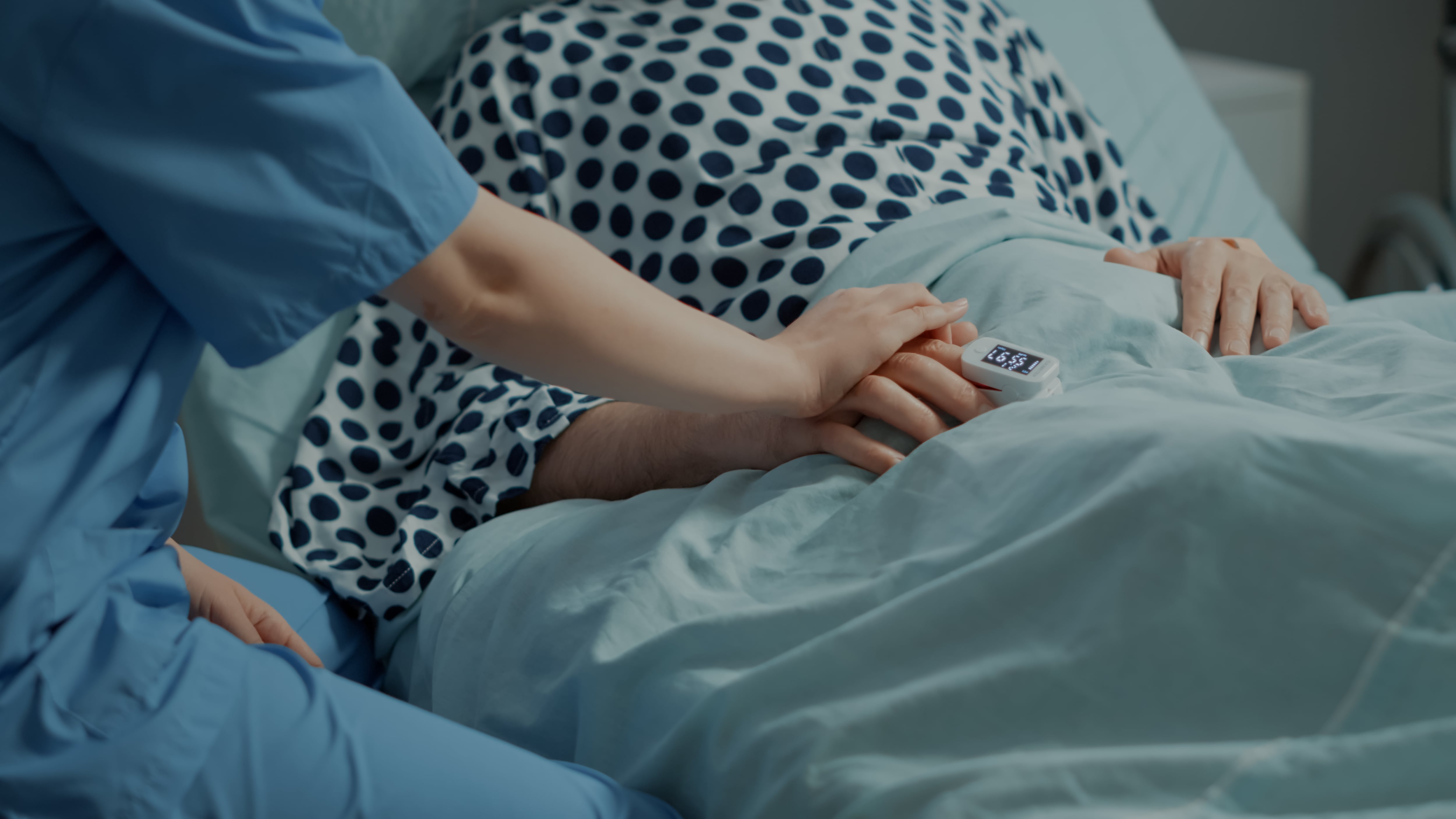 El Hospital Regional de Quiché investiga una denuncia por violencia sexual contra una paciente dentro de un quirófano. (Freepik)
