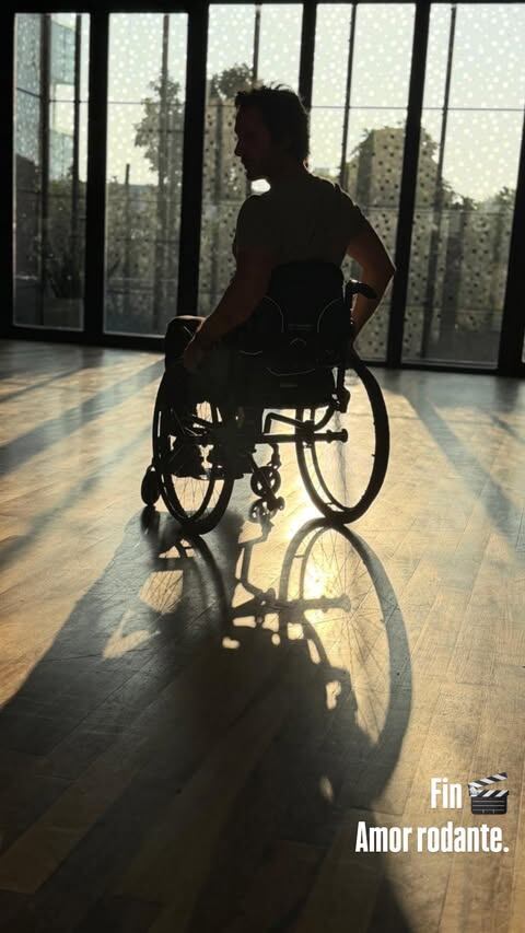 El actor Benjamín Vicuña aparece en una silla de ruedas a contraluz, creando una silueta marcada en un ambiente con grandes ventanas y el mensaje 'Fin Amor rodante'.