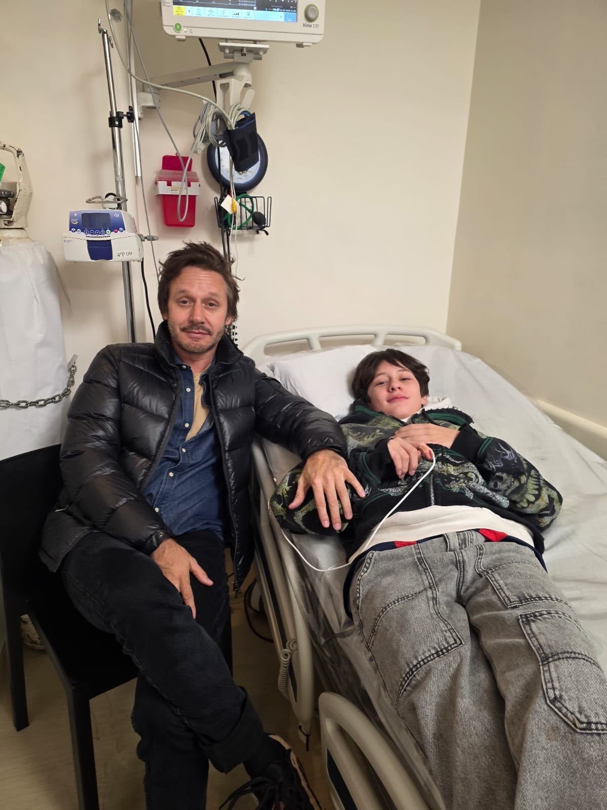 Benjamín Vicuña acompañó a su hijo, ecostado en una cama de hospital