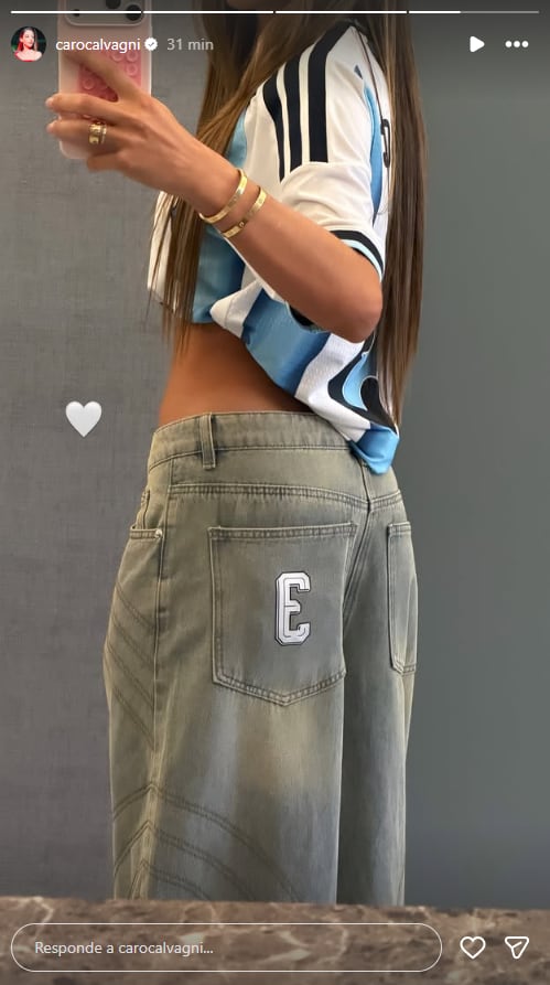 Carol Calvagni posó con su look para presenciar el partido