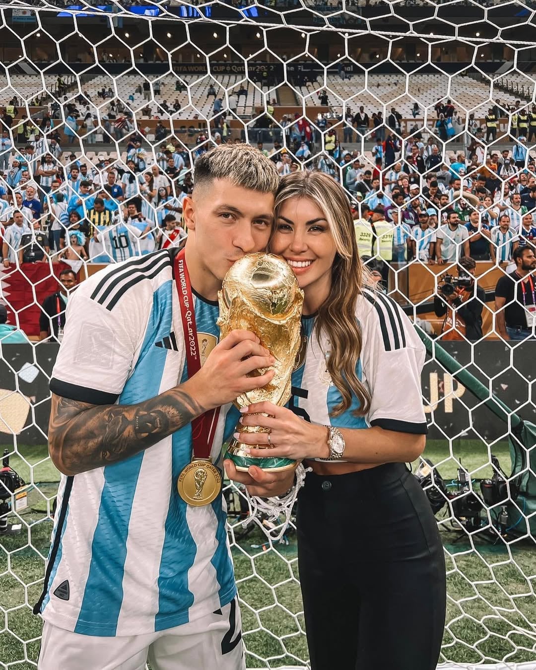 Lisandro Martínez y su pareja, Muriel López Benítez festejaron su cumpleaños en la previa de la final