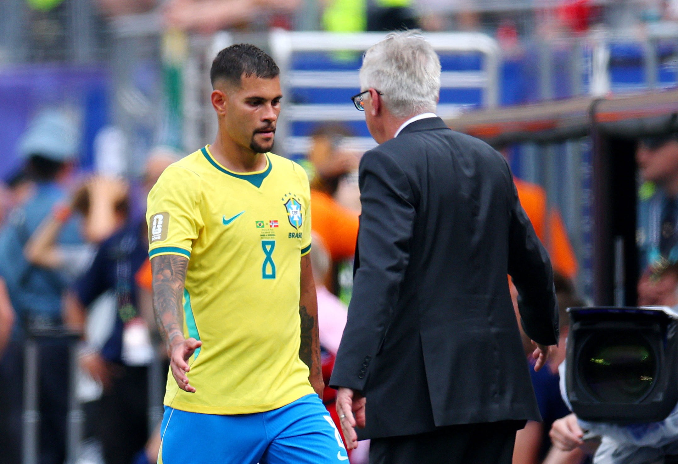 Bruno Guimaraes se retira del campo de juego y saluda a Carlo Ancelotti, entrenador de Brasil (REUTERS/Mike Segar)