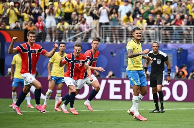 El brasileño Bruno Guimaraes falló su penal ante Noruega, lo que hubiese permitido a Brasil adelantarse en el marcador en el duelo de octavos de final del Mundial 2026 (REUTERS/Dylan Martinez)