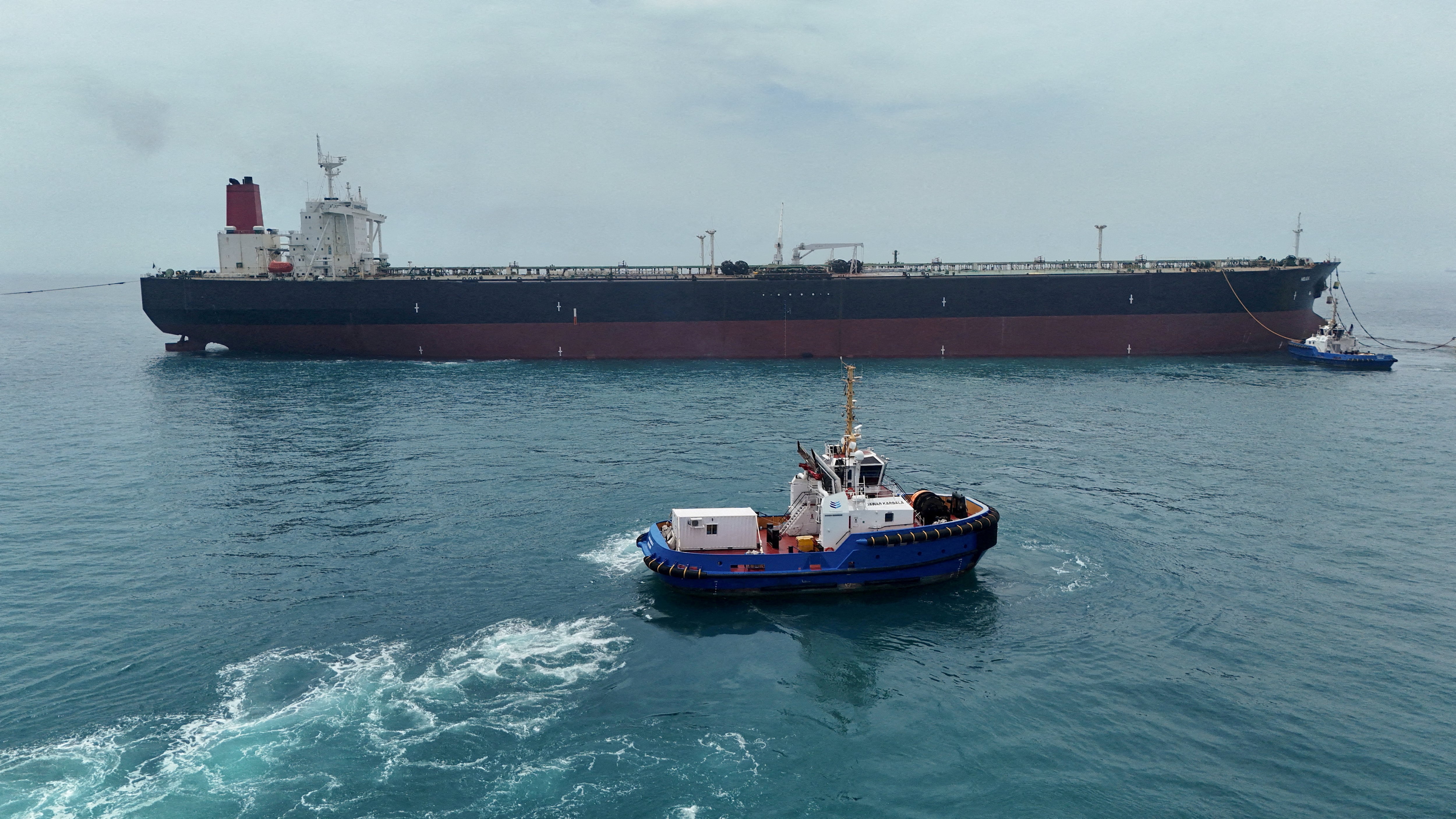 Un petrolero permanece atracado en una terminal de exportación frente a Basora, en el sur de Irak, tras la interrupción del tránsito por el estrecho de Ormuz (REUTERS/Mohammed Aty/Archivo)