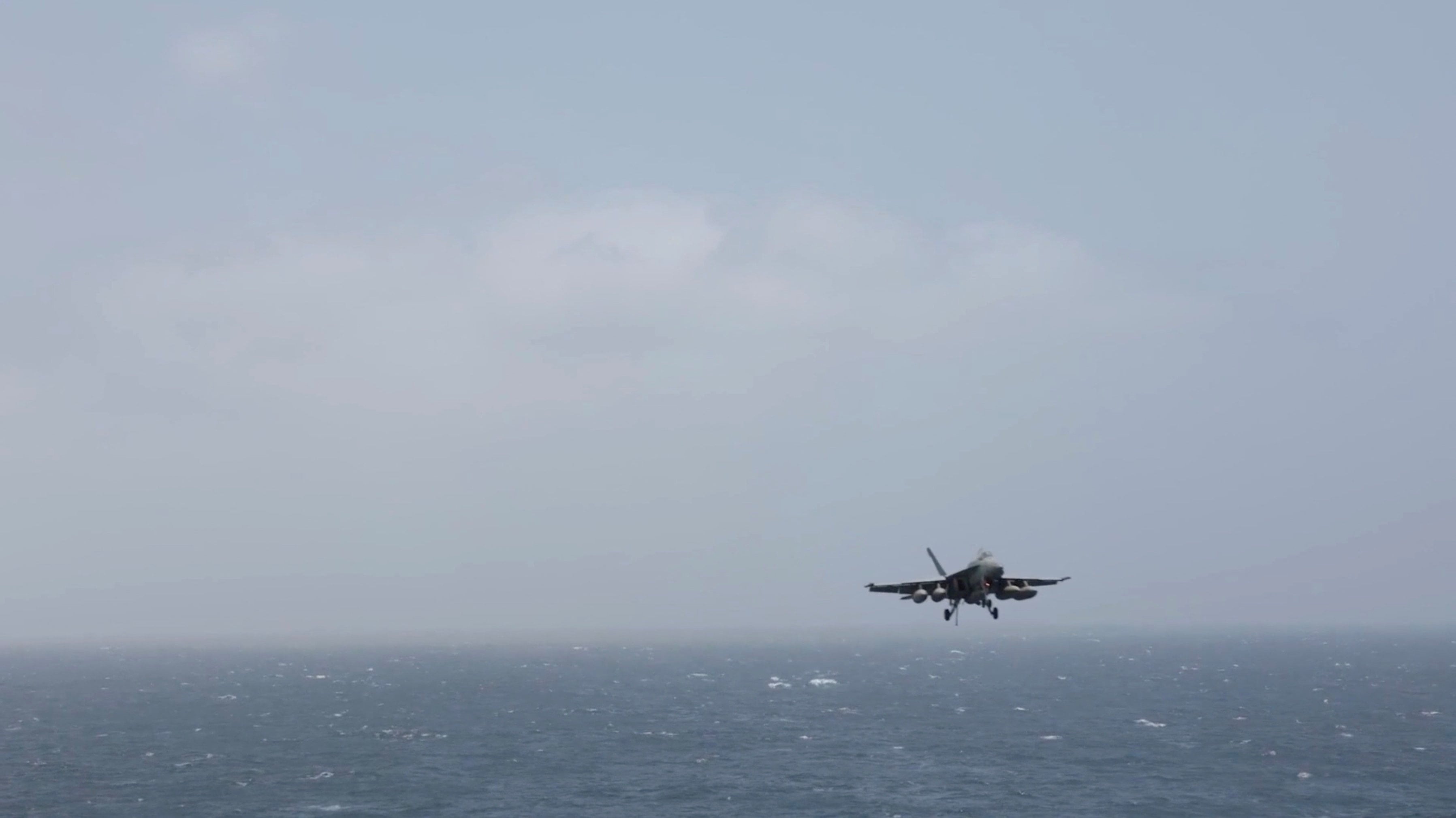 Un avión se prepara para aterrizar a bordo del USS George H.W. Bush, en un lugar desconocido, según una imagen fija publicada el 14 de julio de 2026, tomada de un video distribuido. Comando Central de los Estados Unidos (CENTCOM)/Distribuido vía REUTERS