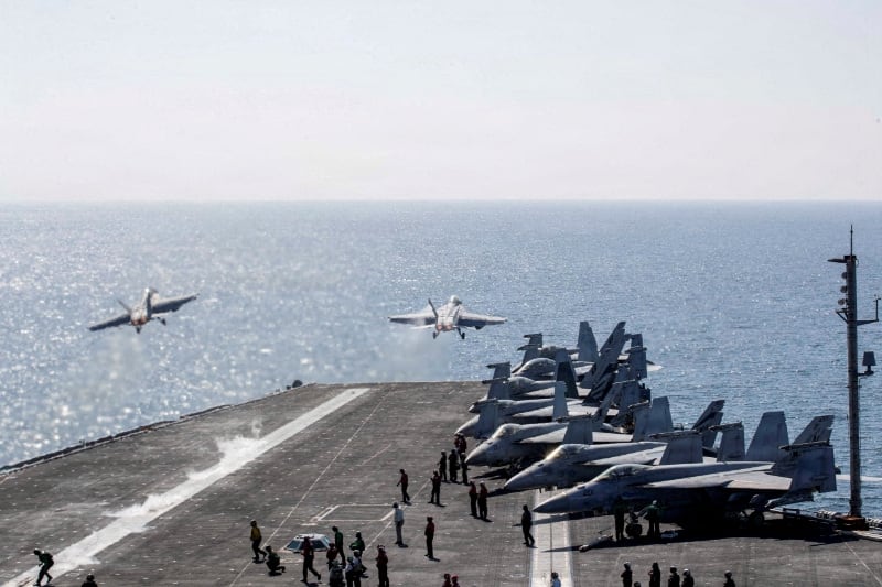 FOTO DE ARCHIVO: Dos F/A-18 Super Hornet despegan de la cubierta de vuelo del portaaviones USS Abraham Lincoln, de la clase Nimitz de la Armada de los Estados Unidos, en apoyo de la Operación Furia Épica, un ataque contra Irán desde una ubicación no revelada, el 3 de marzo de 2026. Armada de los Estados Unidos/Distribución vía REUTERS. ESTA IMAGEN HA SIDO PROPORCIONADA POR UN TERCERO/Foto de archivo.