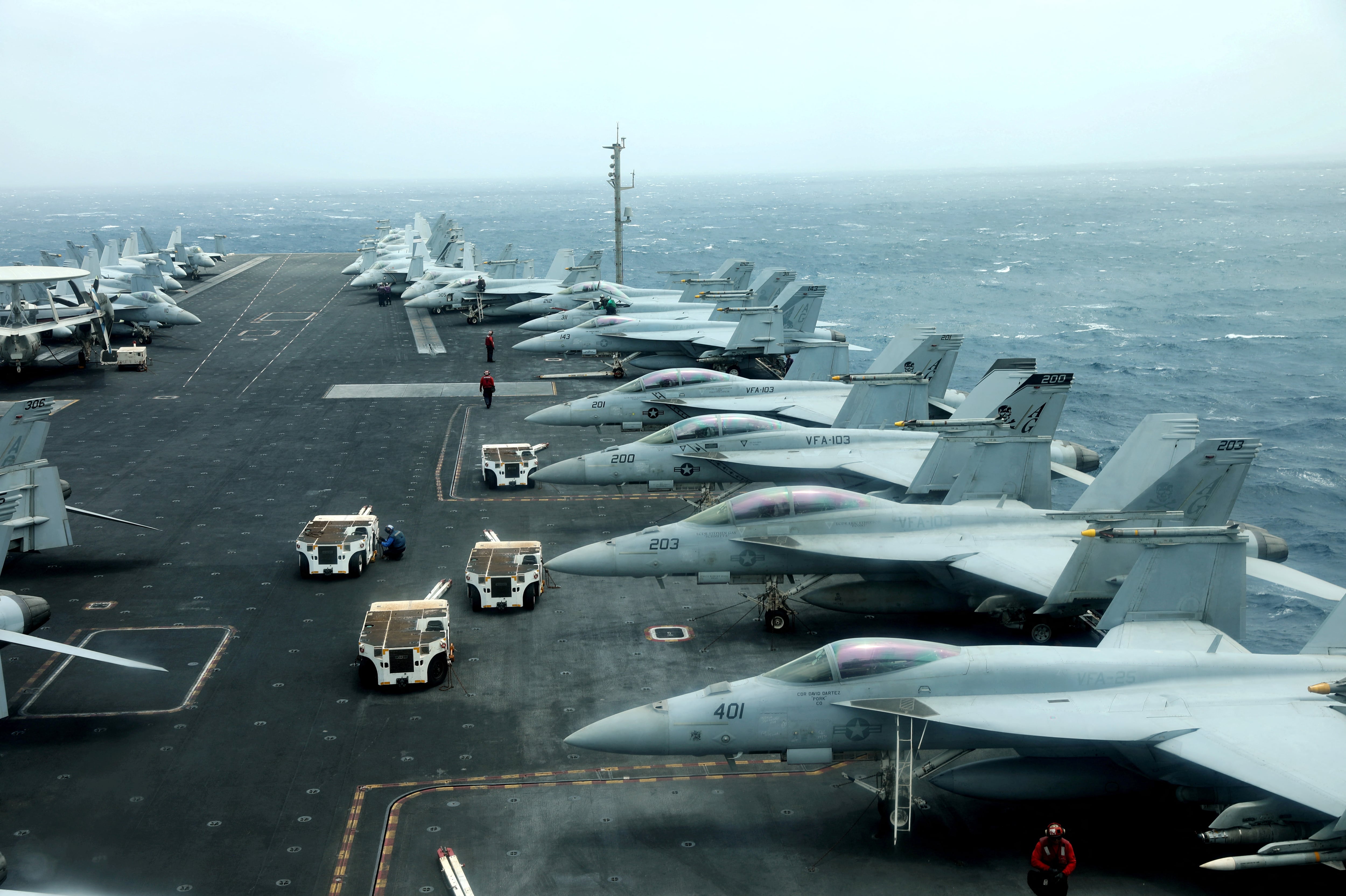 Aviones F/A-18F se ven en la cubierta del USS Abraham Lincoln en el Golfo de Omán. REUTERS/Ahmed Jadallah/Foto de archivo