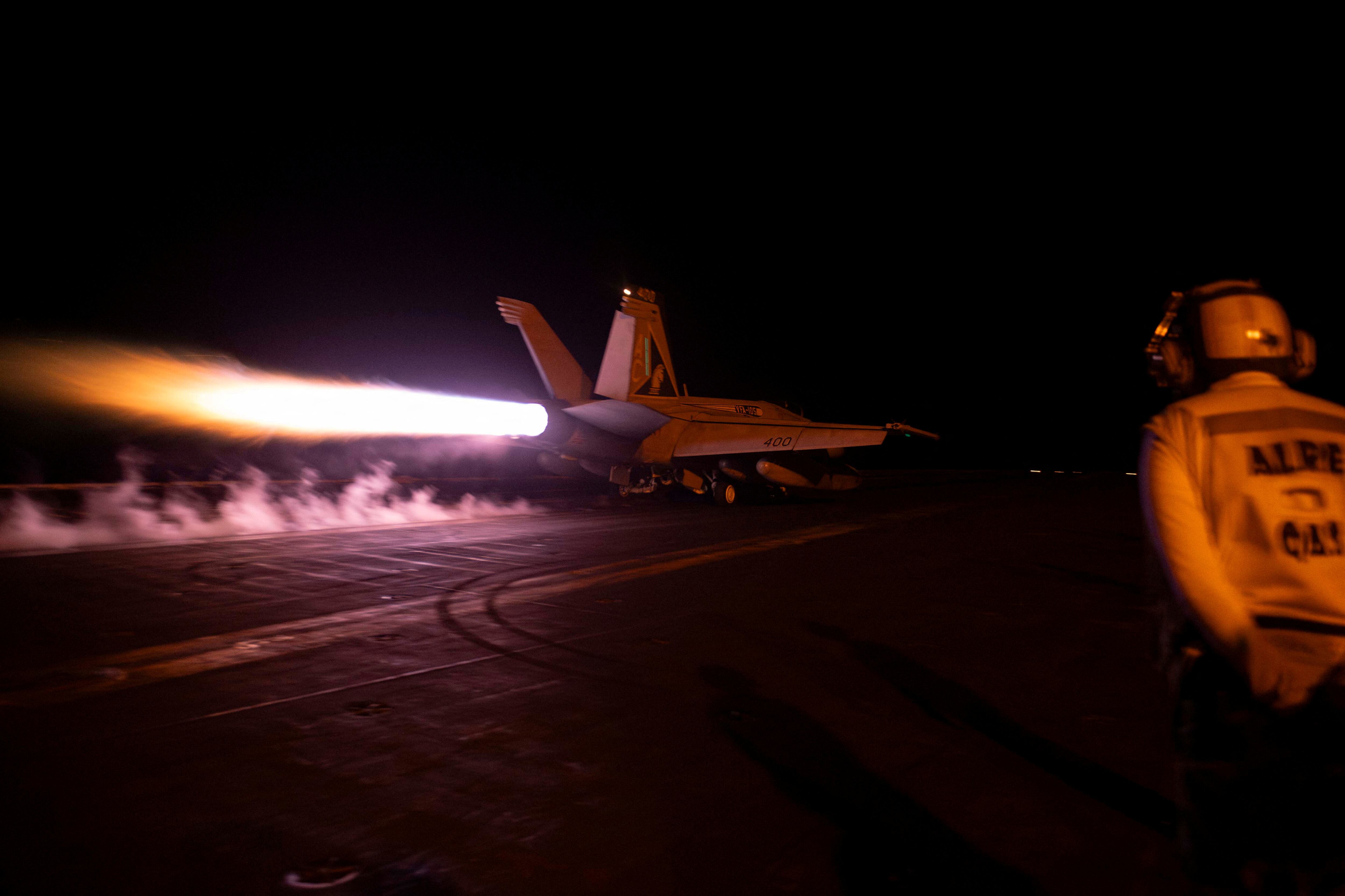 Un avión de combate despega del portaaviones de la Marina de EE. UU. USS Dwight D. Eisenhower durante un ataque (Archivo/REUTERS)