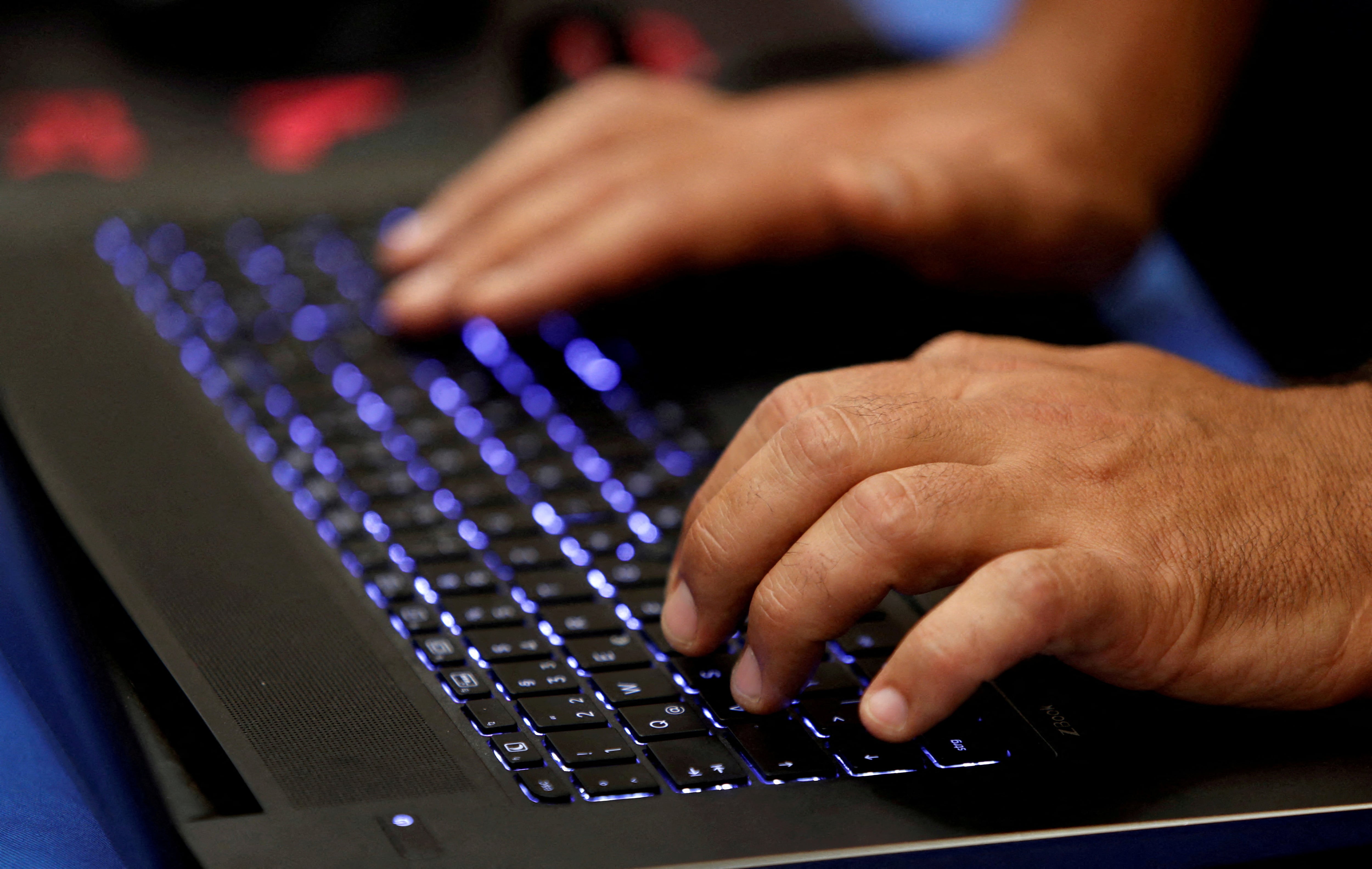 FOTO DE ARCHIVO: Un hombre teclea en un teclado REUTERS/Steve Marcus/Foto de archivo/Foto de archivo