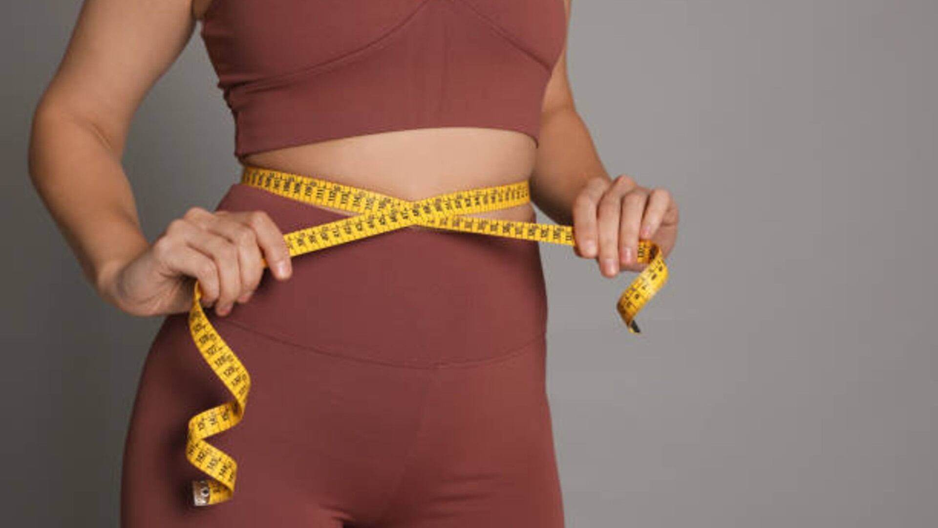 Los mitos sobre nutrición y los mensajes sobre alimentos milagrosos alimentan la confusión entre quienes buscan bajar de peso (iStock)
