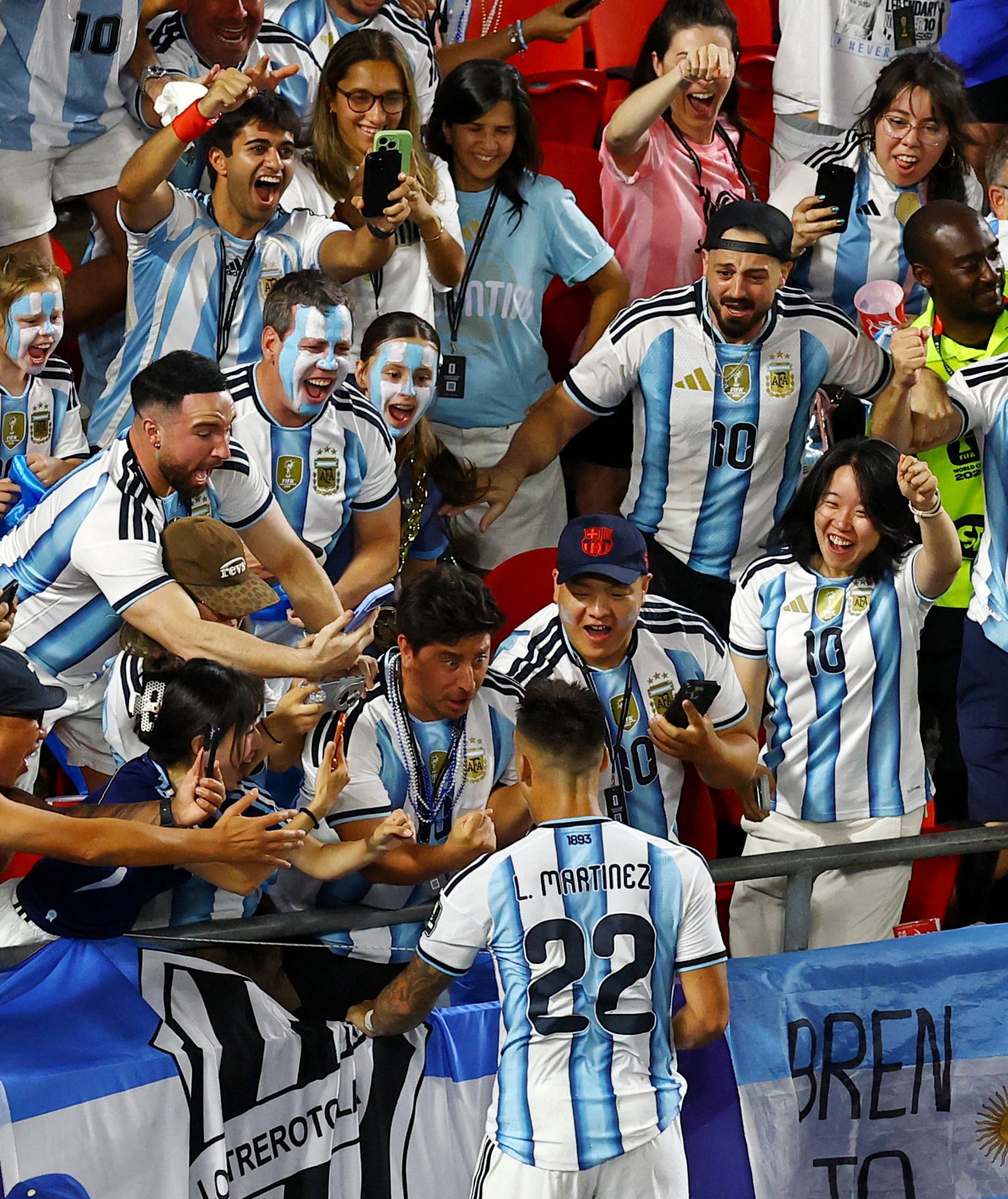 Lautaro Martínez saltó las vallas de seguridad y festejó el gol entre los hinchas albicelestes, donde se encontraban sus familiares y amigos (REUTERS/Albert Gea)