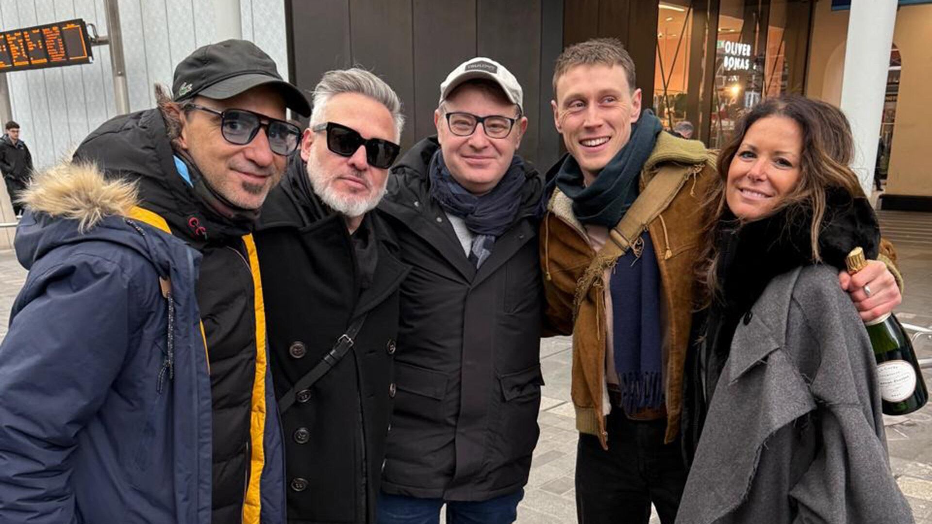 Pablo Trapero, Diego Kolankowsky, Axel Kuschevatzky, George MacKay y Juliana Wates en el final del rodaje en Londres (se viene un brindis)