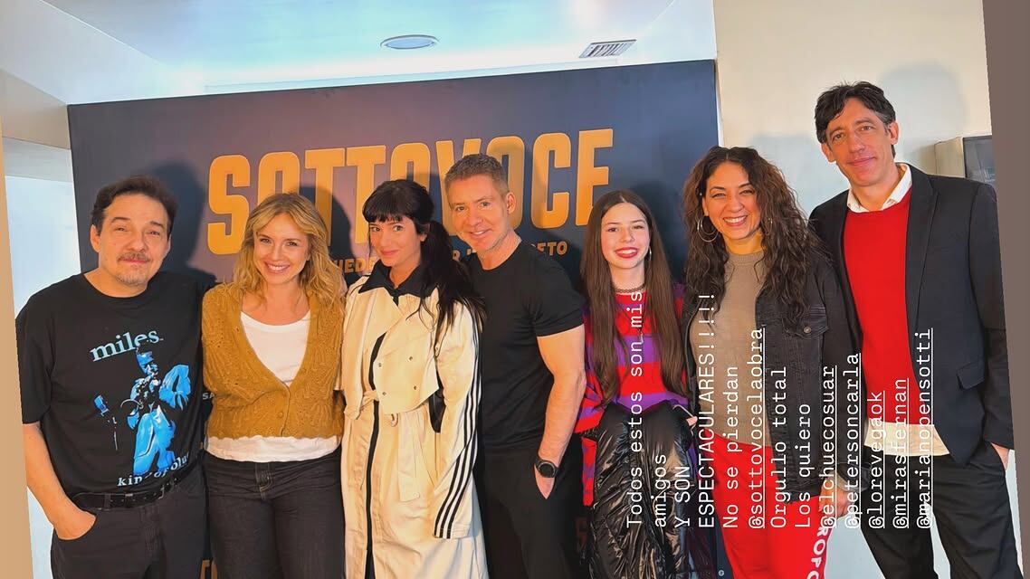 Griselda Siciliani y su hija Margarita posan sonrientes junto a Adrián Suar, el elenco y el director de Sottovoce