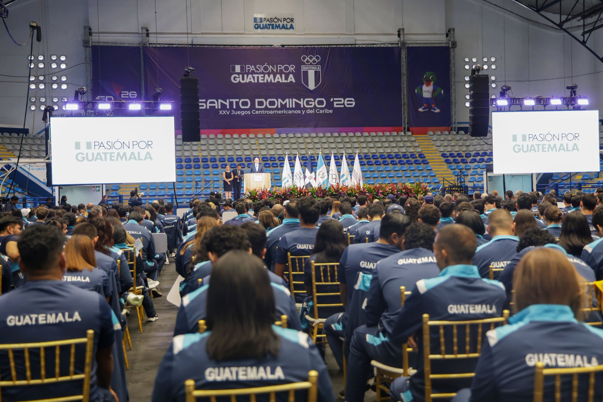Atletas guatemaltecos asisten a la presentación oficial de los XXV Juegos Centroamericanos y del Caribe Santo Domingo 2026 en un auditorio. (CDAG)