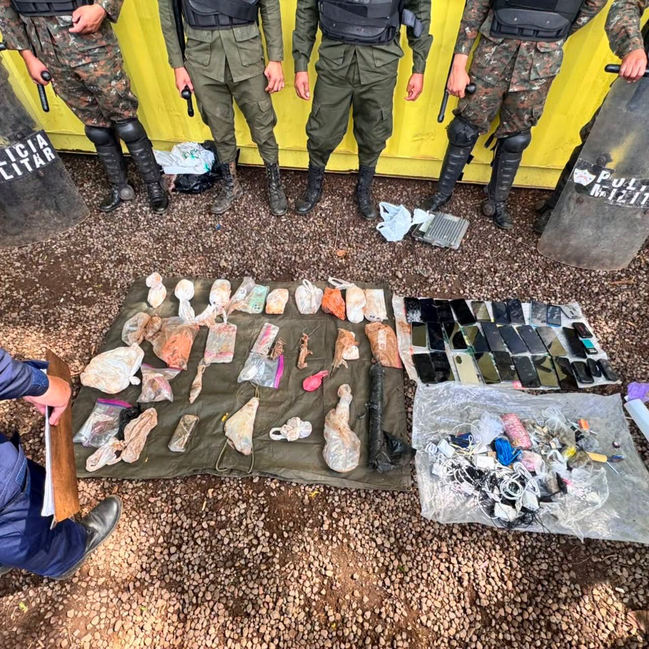 Una requisa en la cárcel Renovación I de Escuintla dejó el decomiso de una pistola, municiones, drogas y 34 celulares. (Ejército de Guatemala)