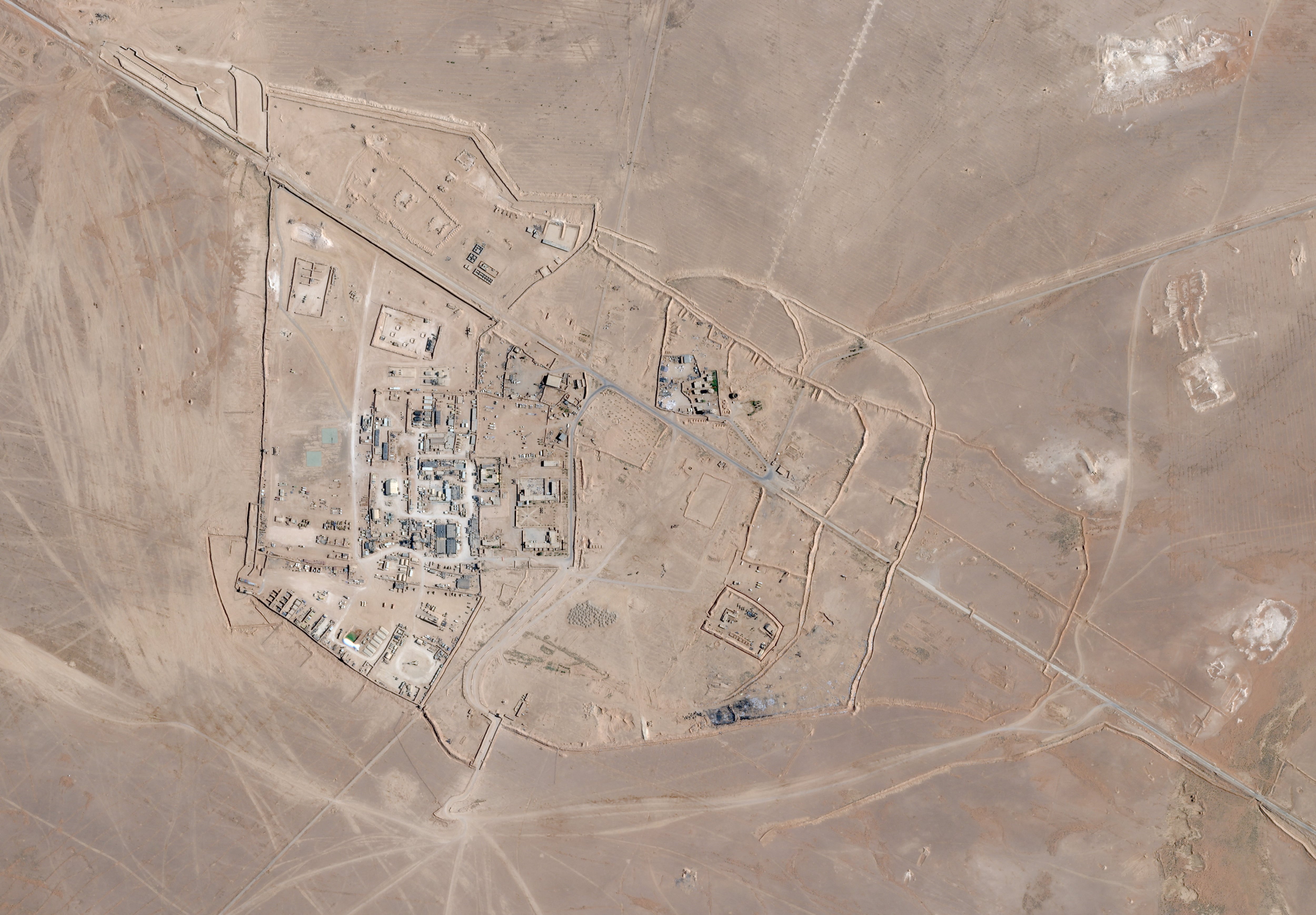 Una imagen de satélite muestra la base de Al-Tanf, en Siria, en esta fotografía tomada el 20 de julio de 2025 (REUTERS)