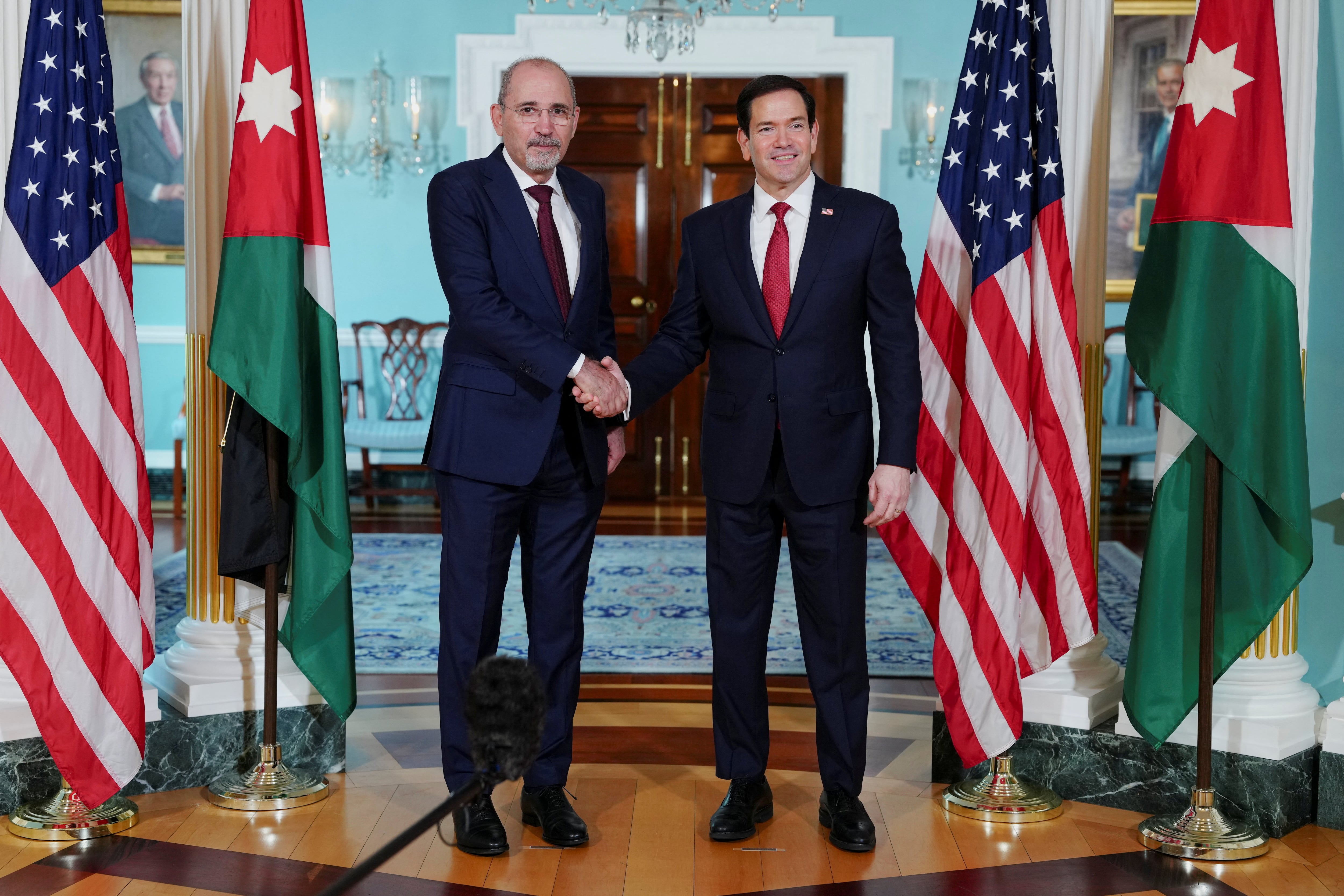 El secretario de Estado de EE. UU., Marco Rubio, estrecha la mano del ministro de Asuntos Exteriores jordano, Ayman Safadi, en el Departamento de Estado de EE. UU., en Washington, D. C., EE. UU., el 14 de julio de 2026 (REUTERS/Ken Cedeno)