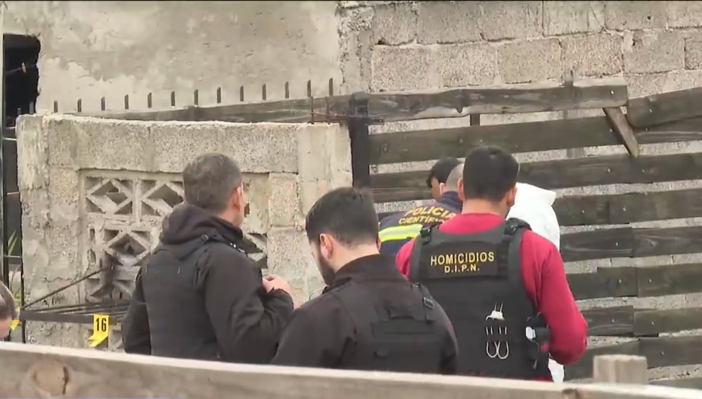 Cuatro adultos y una adolescente fueron asesinados en el barrio El Monarca (Captura Telemundo/Canal 12)
