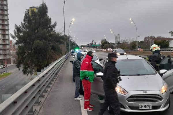 Hubo doce siniestros viales en CABA durante la madrugada: dos heridos al volcar una camioneta en la avenida General Paz