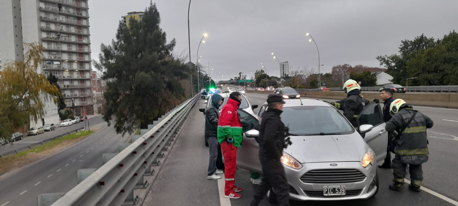 Hubo doce siniestros viales en CABA durante la madrugada: dos heridos al volcar una camioneta en la avenida General Paz