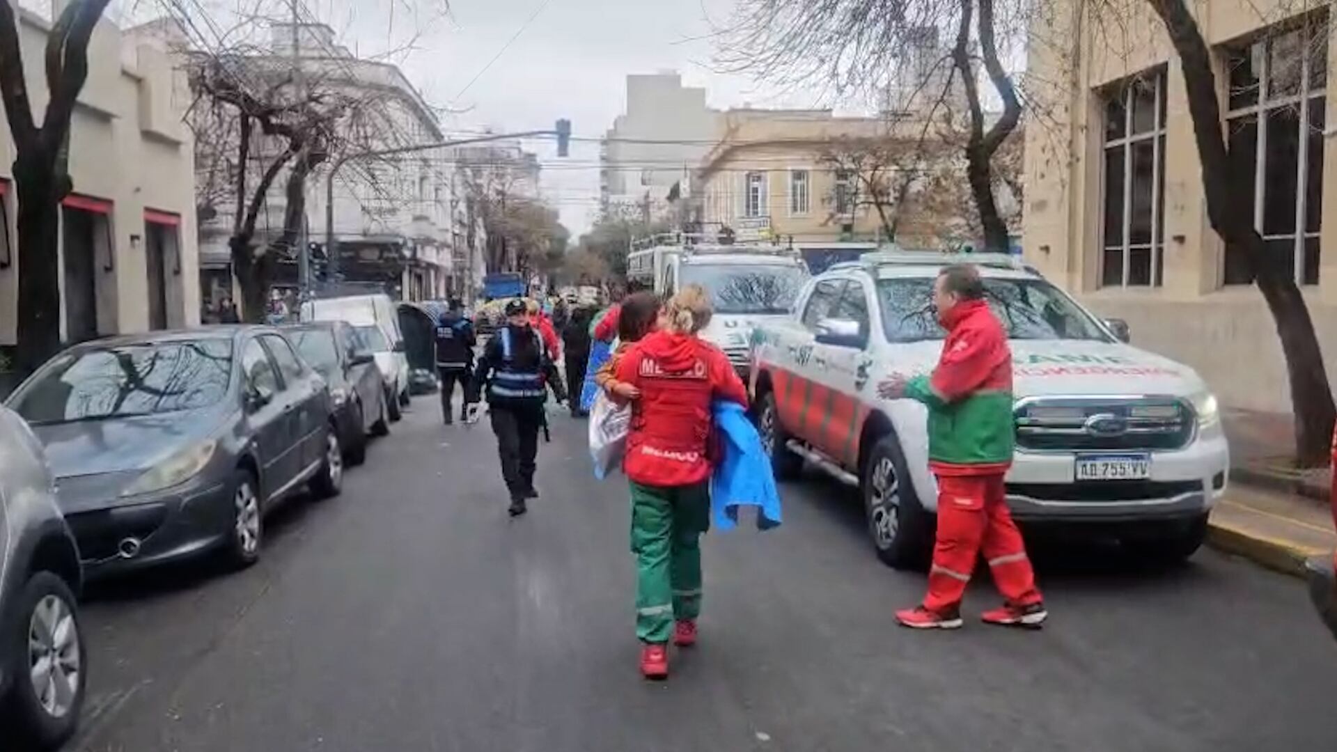 Una médica del SAME traslada a una menor a una unidad para su pronta atención