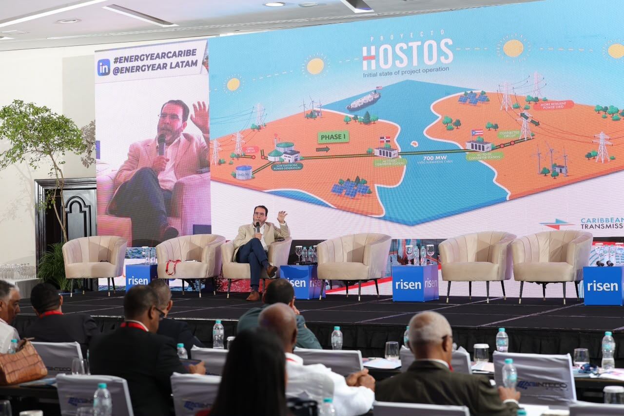 El presidente de Caribbean Transmission, Tirso Selman, explica el Proyecto Hostos, una iniciativa privada de US$2,100 millones para la integración energética del Caribe, durante el evento Energyear Caribe. (Empresa Caribbean Transmission)