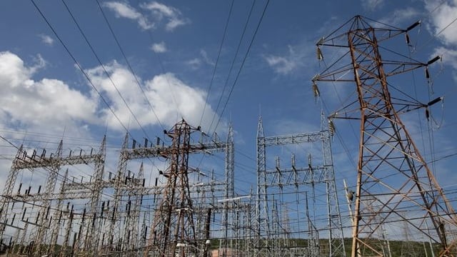 Imagen de archivo referencial de cables eléctricos de alta tensión en una planta de energía. REUTERS/Marco Bello/Archivo