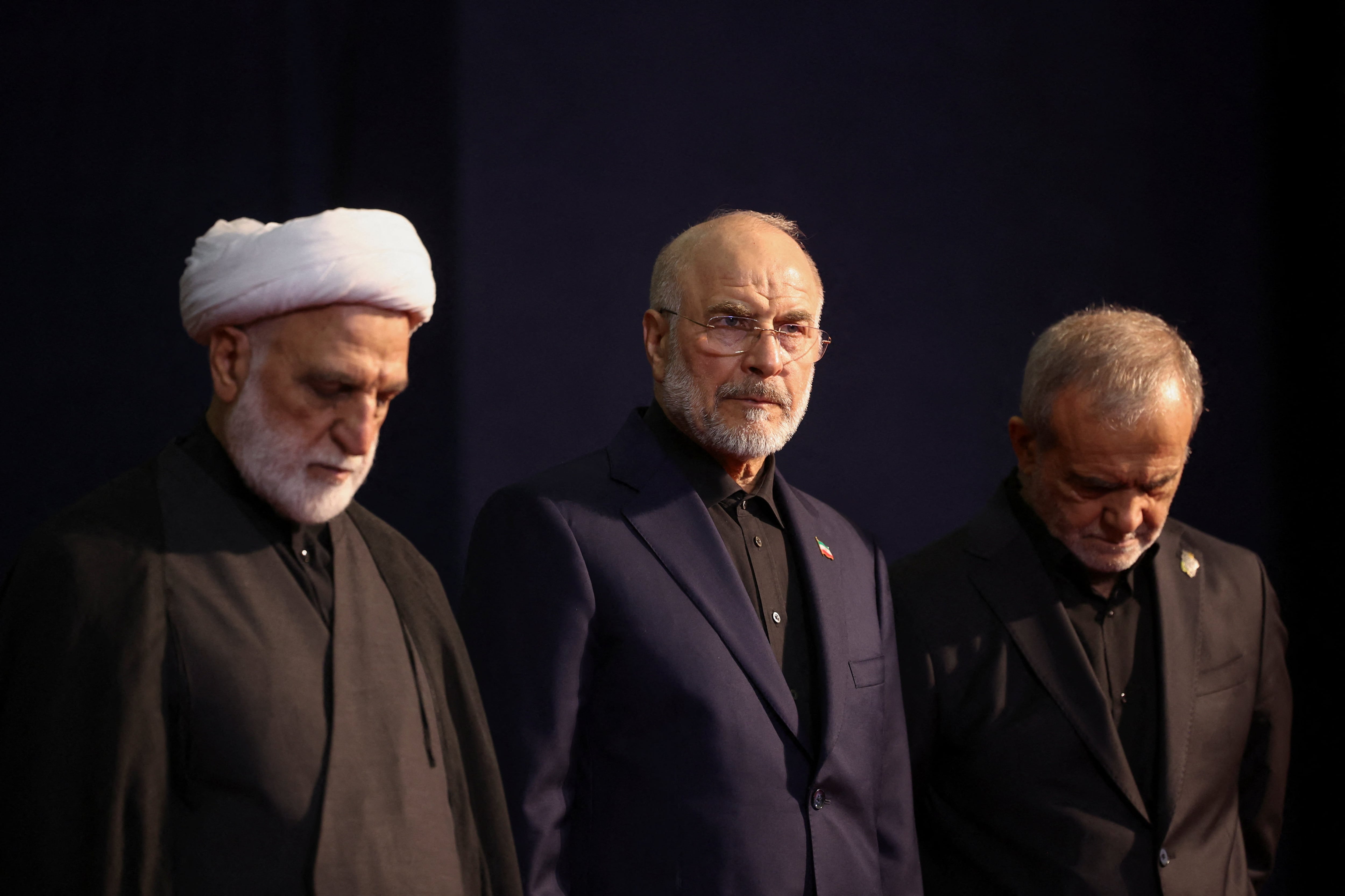 El presidente de Irán, Masoud Pezeshkian, junto al jefe del Parlamento, Mohamad Baqer Qalibaf, y el titular del Poder Judicial, Gholamhossein Mohseni Ejei, en el funeral de Khamenei (Majid Asgaripour/WANA vía Reuters)
