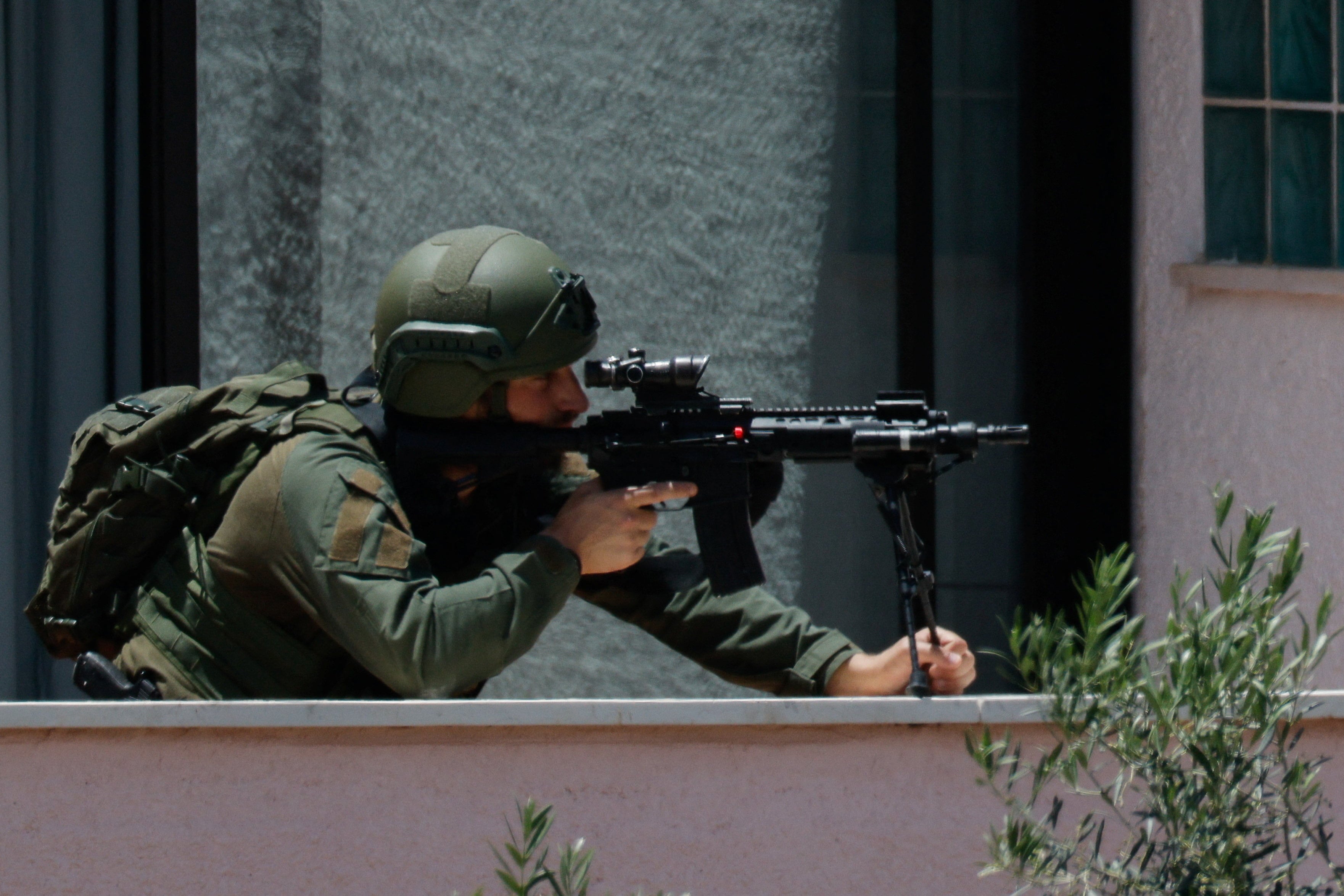 Imagen de archivo de un soldado israelí apuntando su fusil en su posición cerca de la frontera con el Líbano, en el norte de Israel. 31 mayo 2026
REUTERS/Amir Cohen