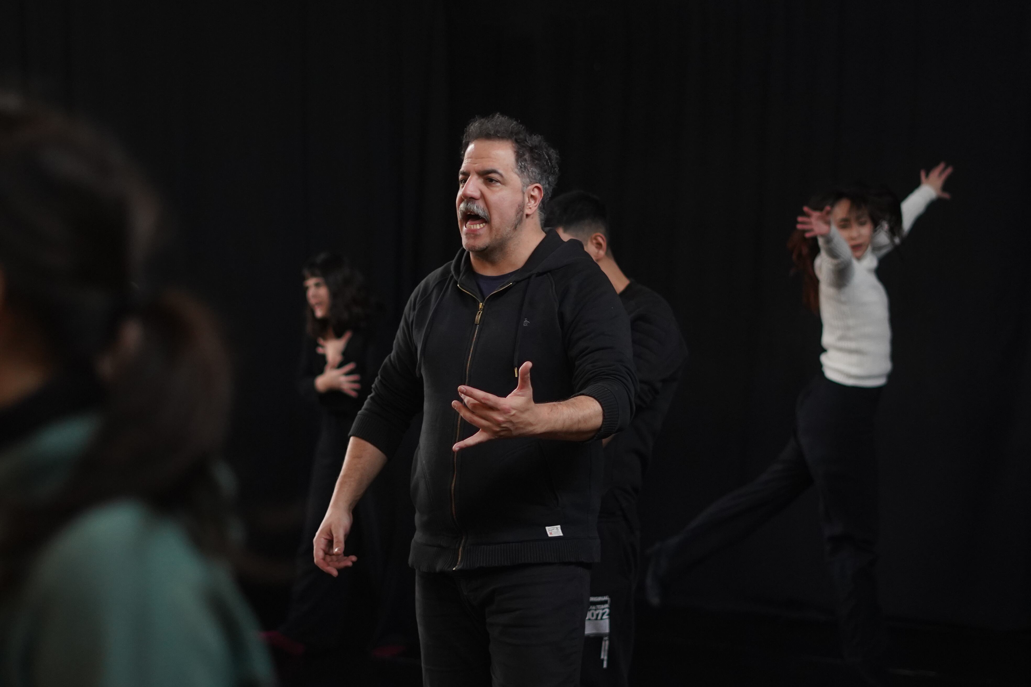 Juan Isola dando clases en un seminario en San Rafael, Mendoza