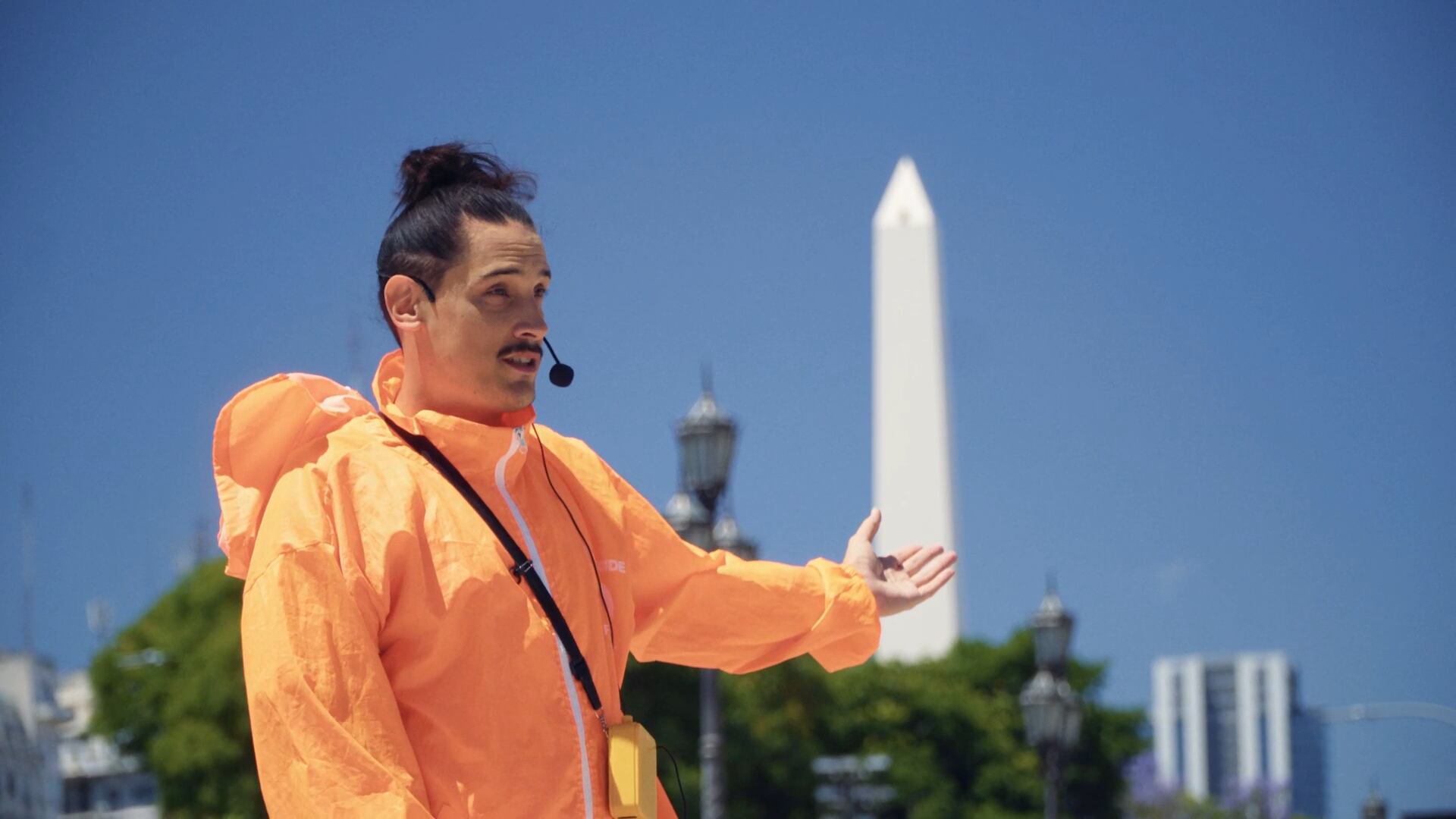 Juan Manuel Artaza trabaja como guía de turismo en Buenos Aires, hace tours en inglés y sostiene con esa actividad su carrera actoral